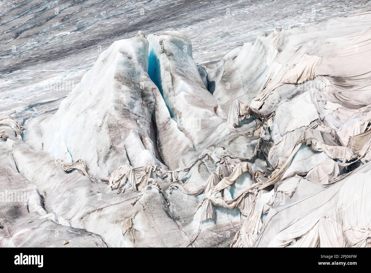 Glacier du Rhône dans les Alpes d'Uri, paysage, le glacier est en partie attaché avec des feuilles pour ralentir le processus de fusion au cours du climat Banque D'Images