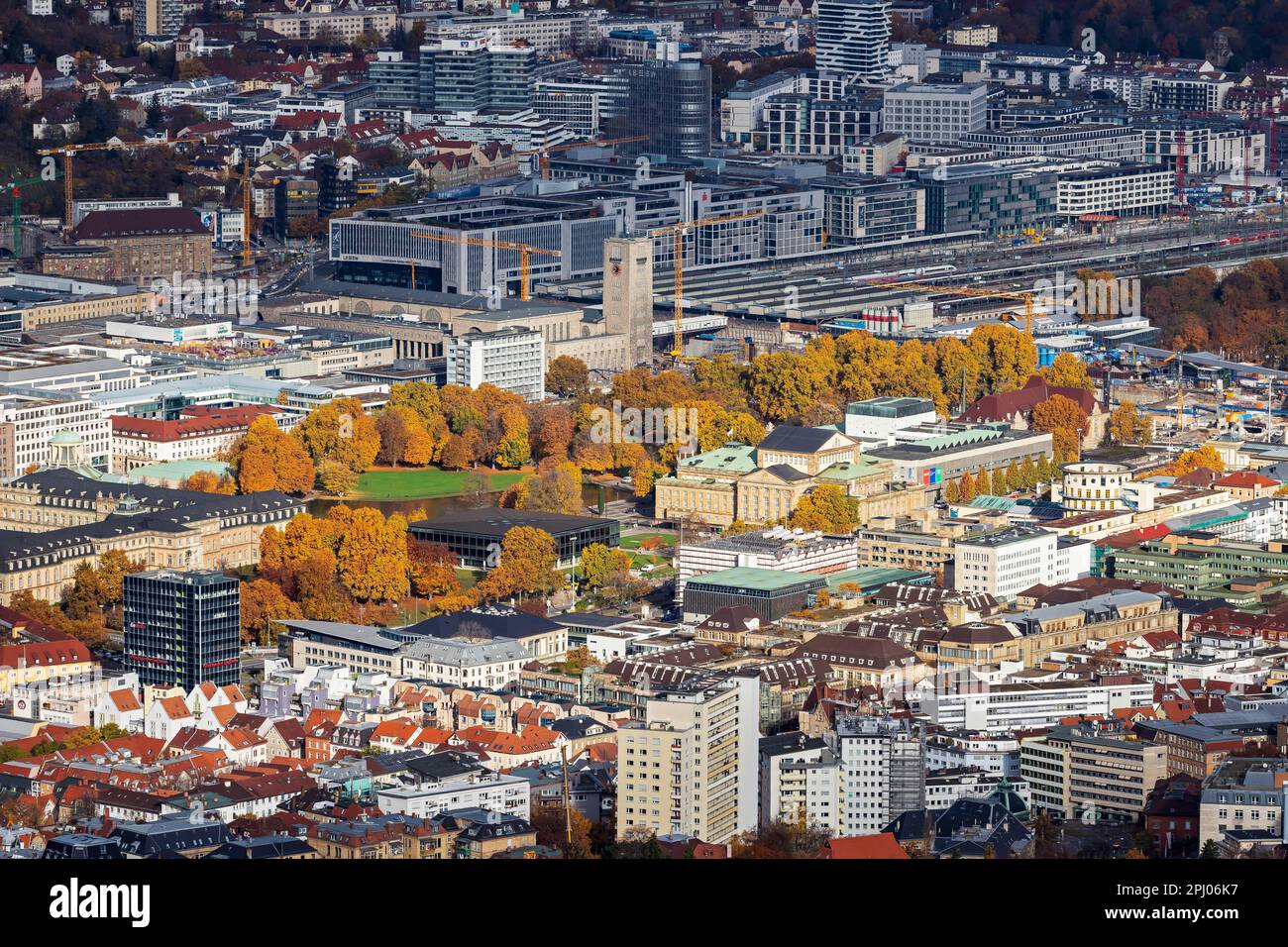 Vue sur le centre-ville, sur la gauche les Neues Schloss et le Schlossgarten avec des arbres de couleur automnale, le nouvel Europaviertel est à l'ombre Banque D'Images