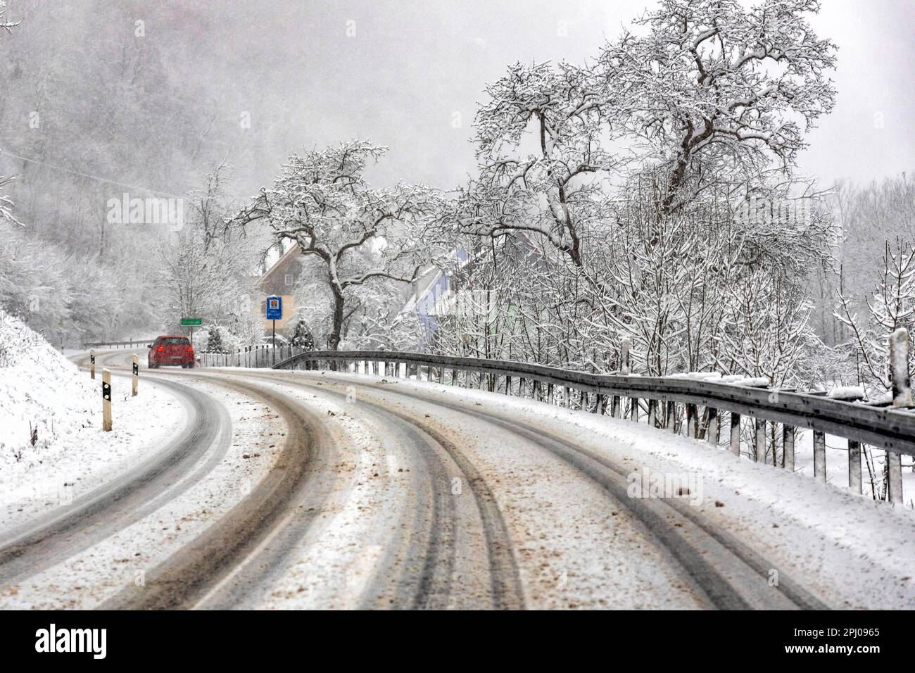 Début de l'hiver, état des routes sinueuses avec des routes enneigées Bad Urach, Bade-Wurtemberg, Allemagne Banque D'Images