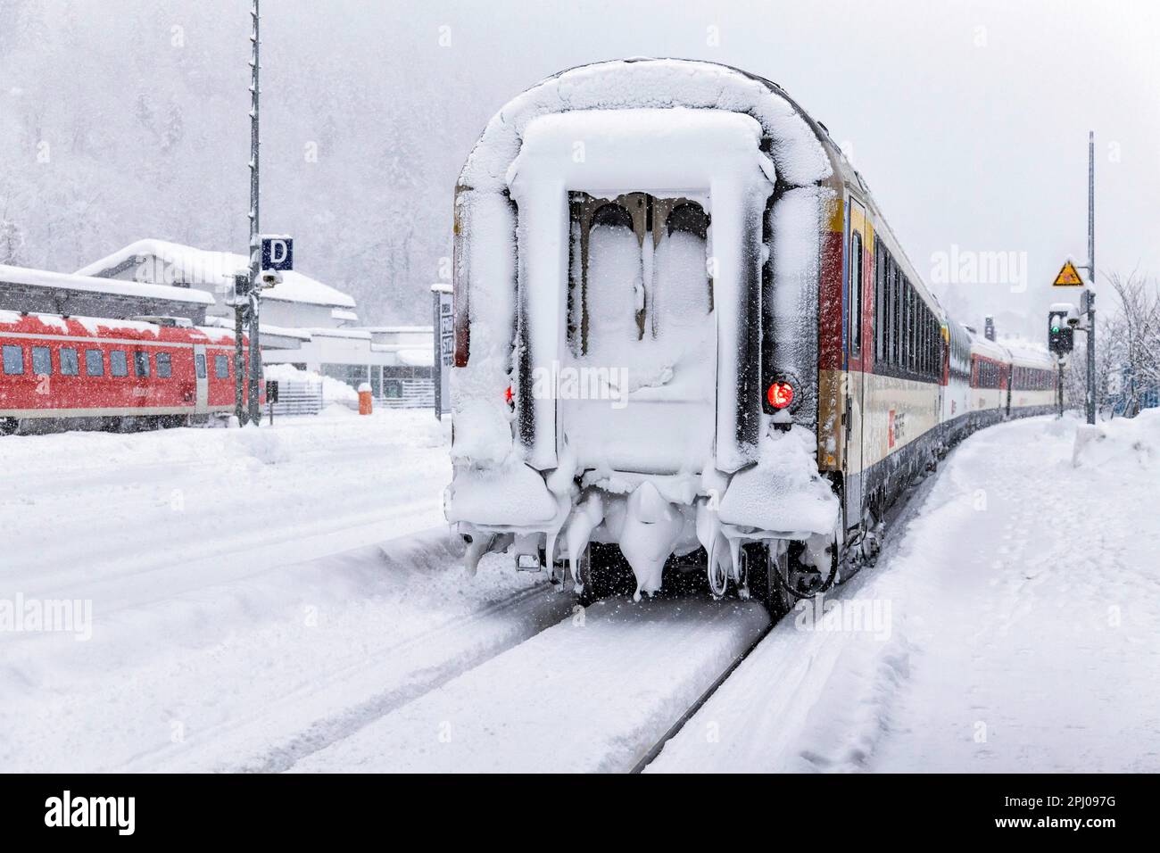 Train à la gare, enneigé, hiver à Immenstadt im Allgaeu, Bavière, Allemagne Banque D'Images