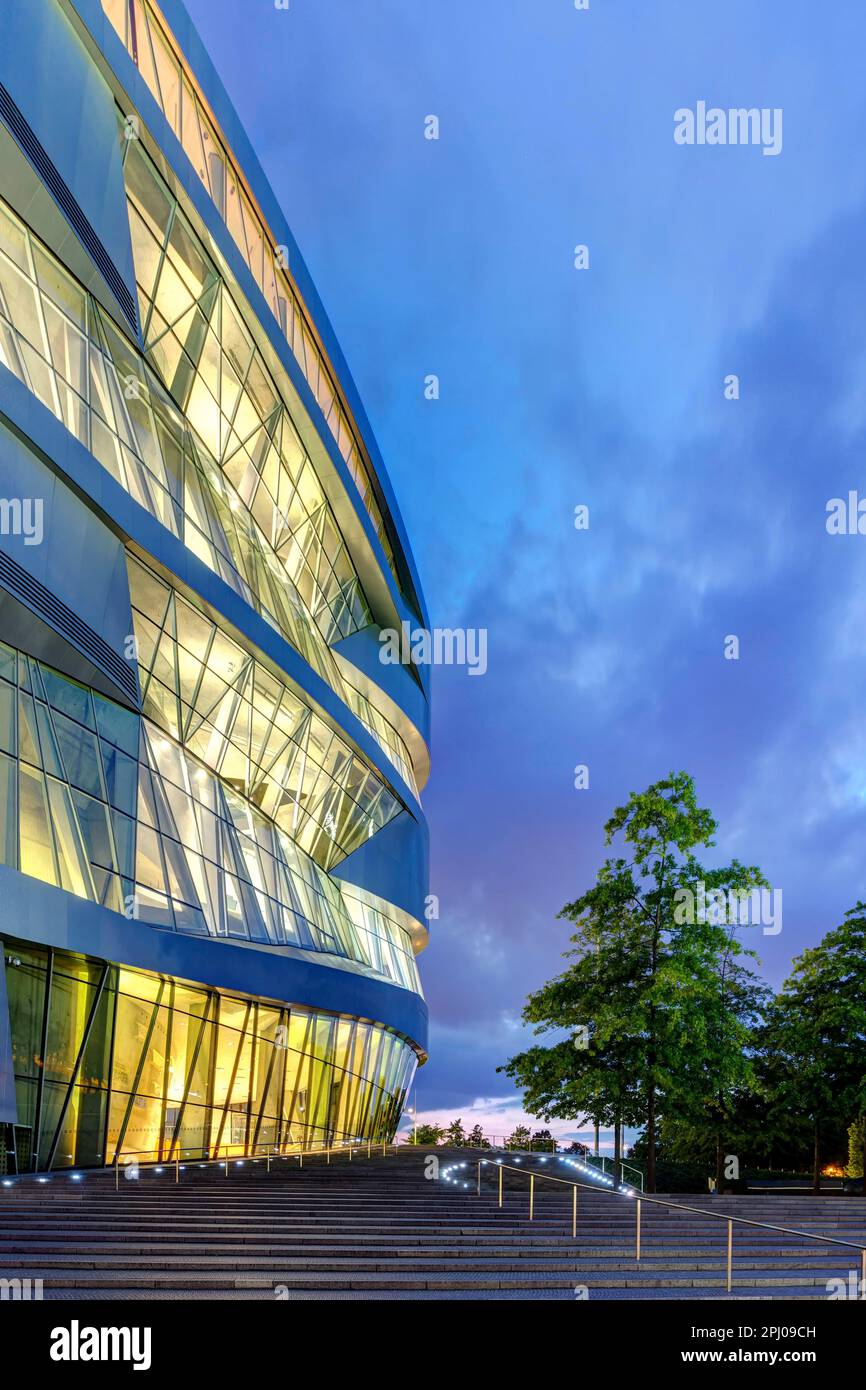 Musée Mercedes-Benz dans la soirée, Architecture Ben van Berkel, Architekturbuero UNStudio, Stuttgart, Bade-Wurtemberg, Allemagne Banque D'Images