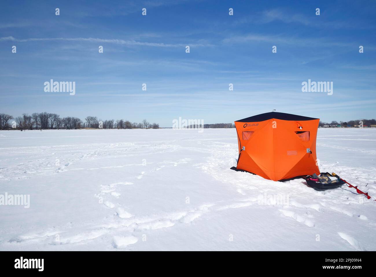 Cabine de dépolissage sur la rivière gelée, province de Québec, Canada Banque D'Images