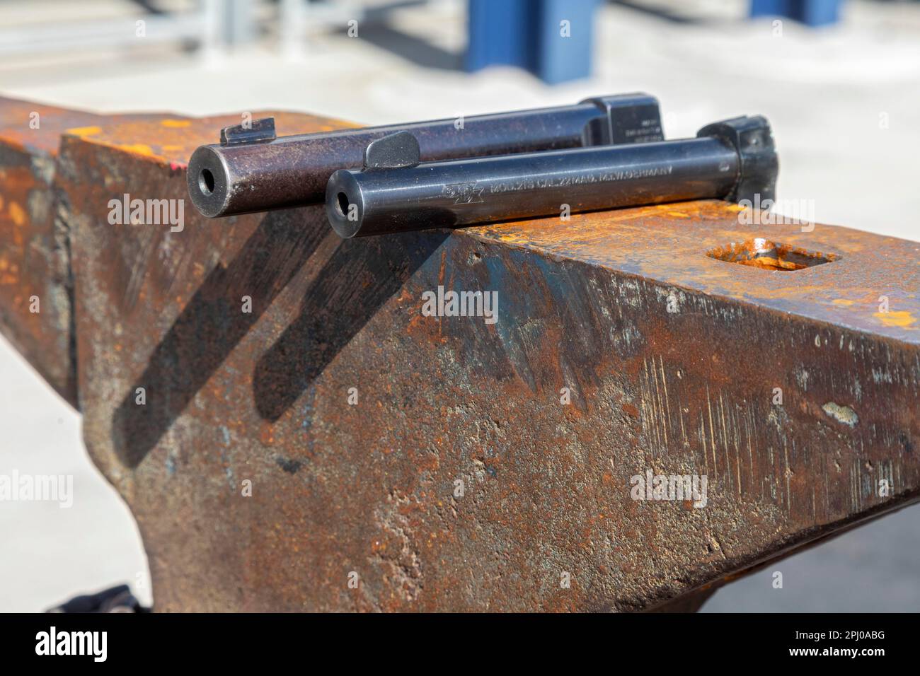 Denver, Colorado, canons de canon sur une enclume lors d'un rachat d'arme. Le Mennonite à but non lucratif, RAWTools, fabrique des outils de jardin à partir d'armes à feu jetées. À un Banque D'Images