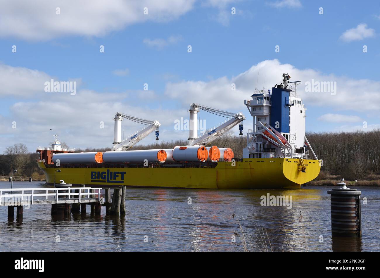 Cargo avec éolienne dans le canal de Kiel, Schleswig-Holstein, Allemagne Banque D'Images