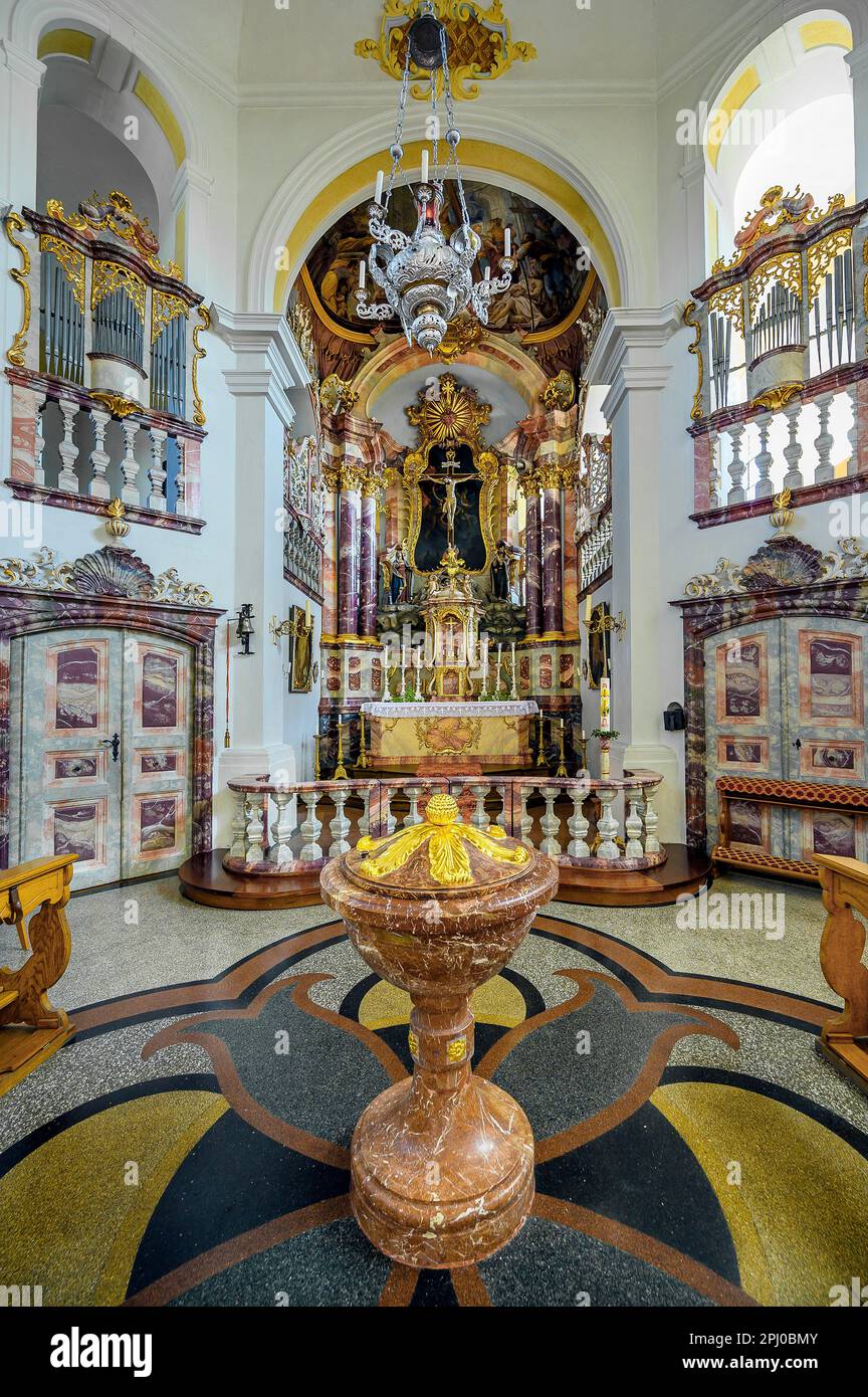 Maître-autel avec police baptismale et organes latéraux, église de pèlerinage de l'ancien monastère de Heiligkreuz de 1715, Kempten, Allgaeu, Bavière, Allemagne Banque D'Images