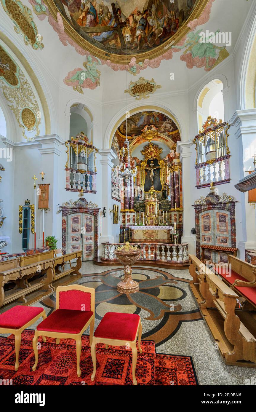 Maître-autel avec police baptismale et organes latéraux, église de pèlerinage de l'ancien monastère de Heiligkreuz de 1715, Kempten, Allgaeu, Bavière, Allemagne Banque D'Images