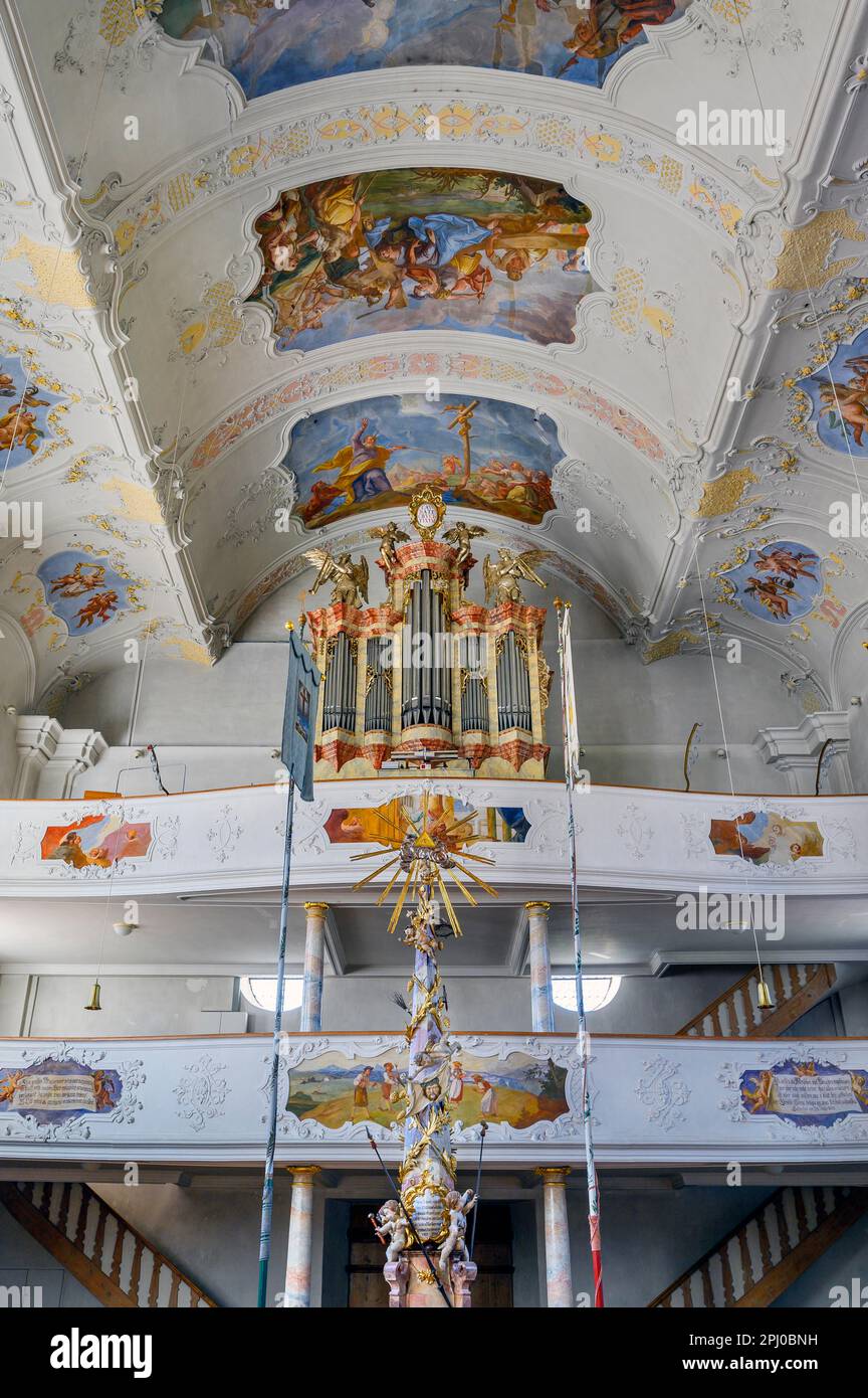 Loft d'orgue et haut de la colonne de sang, église de pèlerinage de l'ancien monastère de Heiligkreuz de 1715, Kempten, Allgaeu, Bavière, Allemagne Banque D'Images
