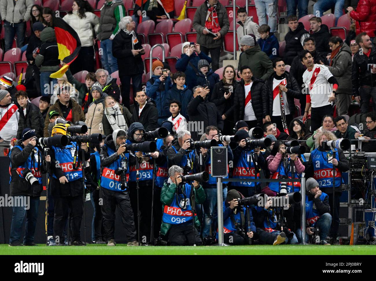 Photographes sportifs, photographes de presse, match international, MEWA Arena, Mayence, Rhénanie-Palatinat, Allemagne Banque D'Images