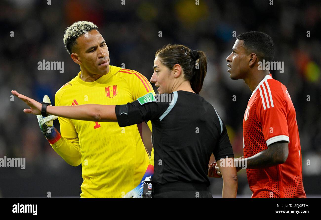 Arbitre Maria Sole Caputi Italie en conversation discussion avec le gardien de but Pedro Gallese PER Carlos Zambrano PER, match international, MEWA Arena Banque D'Images