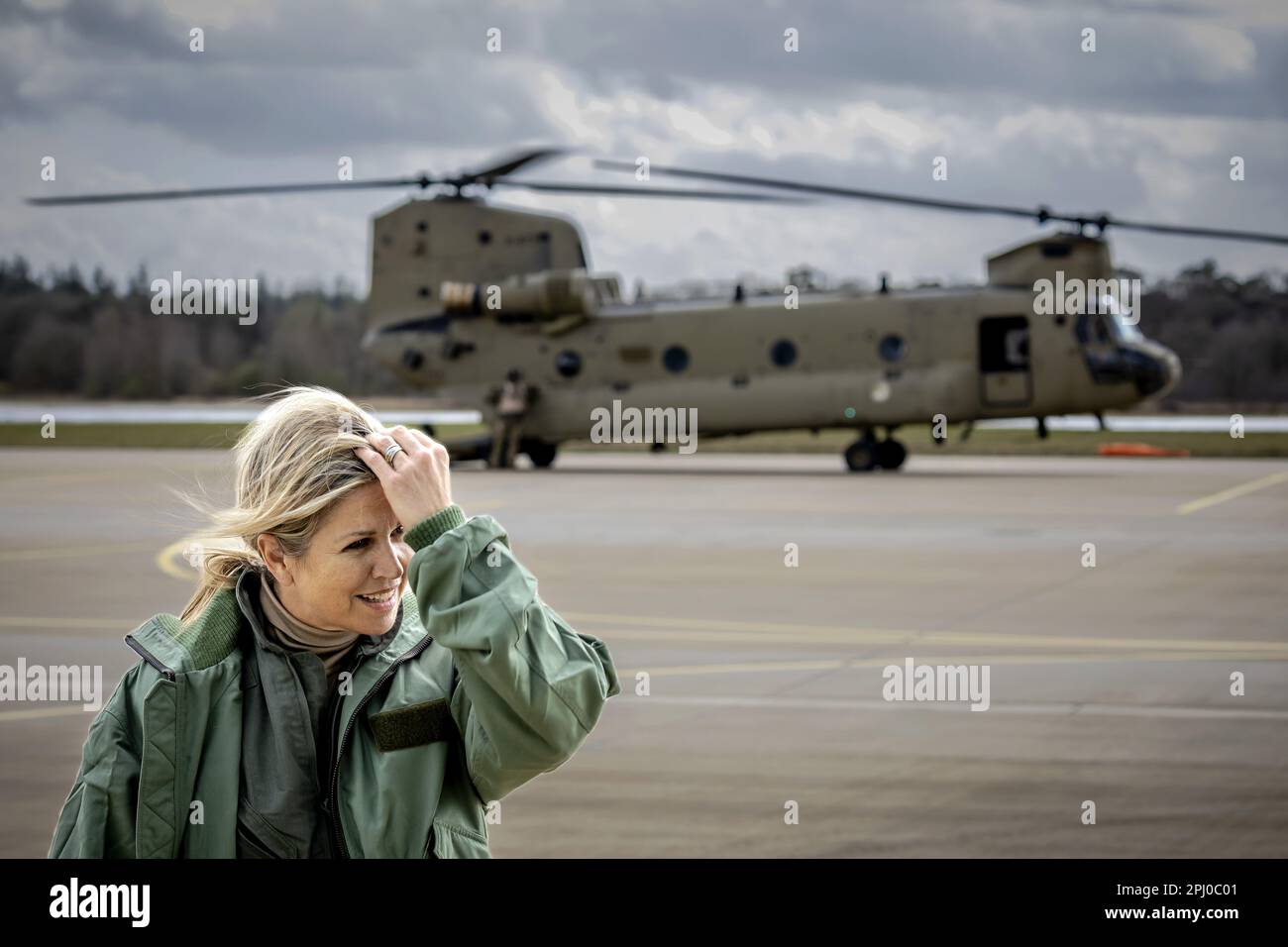 RIJEN - la reine Maxima sort après un entraînement pour éteindre les feux de forêt du Commandement de l'hélicoptère de défense (DHC). L'entraînement est effectué à l'aide d'un hélicoptère de transport Chinook de la base aérienne Gilze-Rijen. ANP ROBIN VAN LONKHUIJSEN pays-bas sortie - belgique sortie Banque D'Images