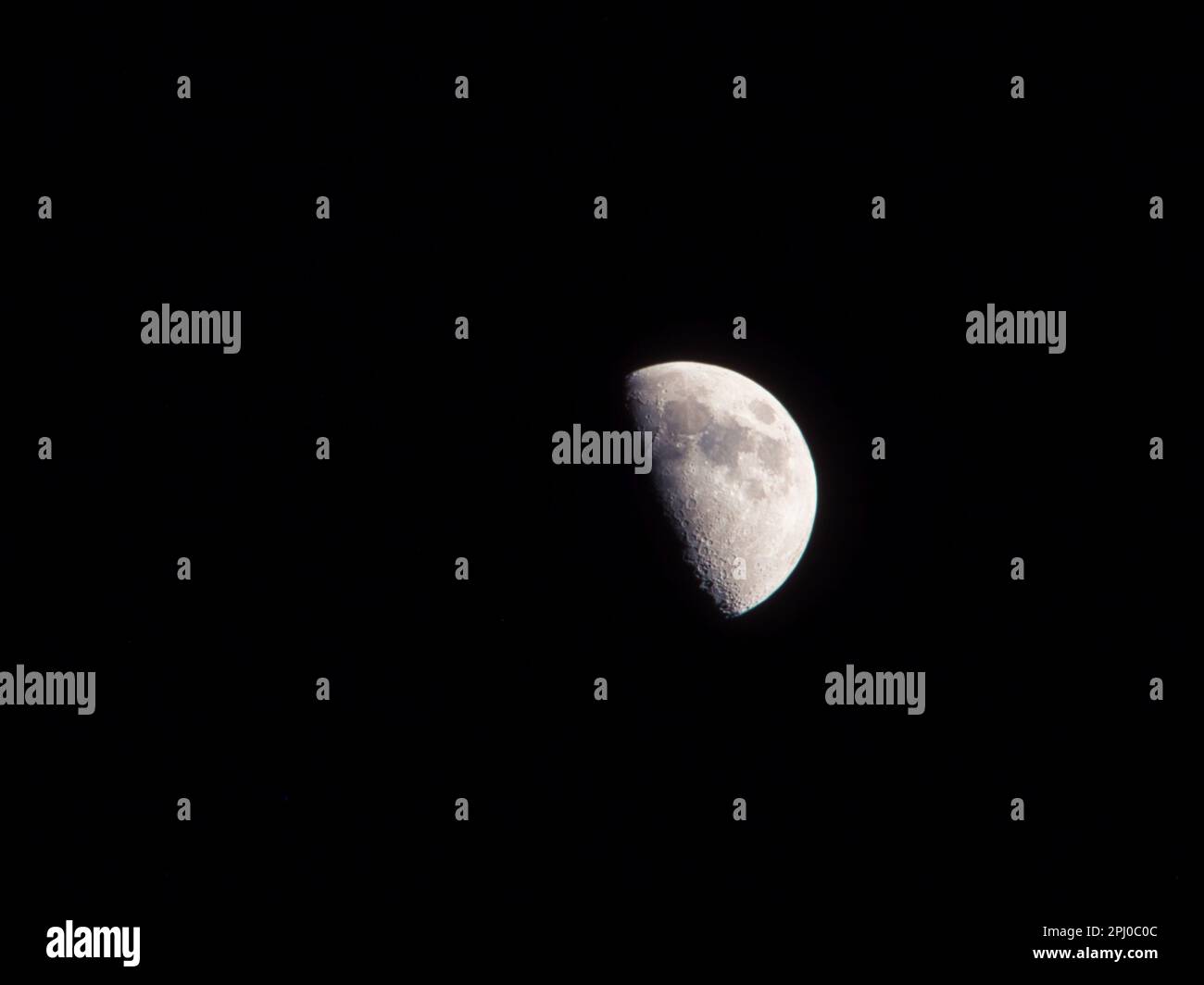 Observation de la lune de Gibbous cirant depuis une position élevée dans le Midwest des États-Unis. L'environnement rural sombre contribue à la clarté. Banque D'Images