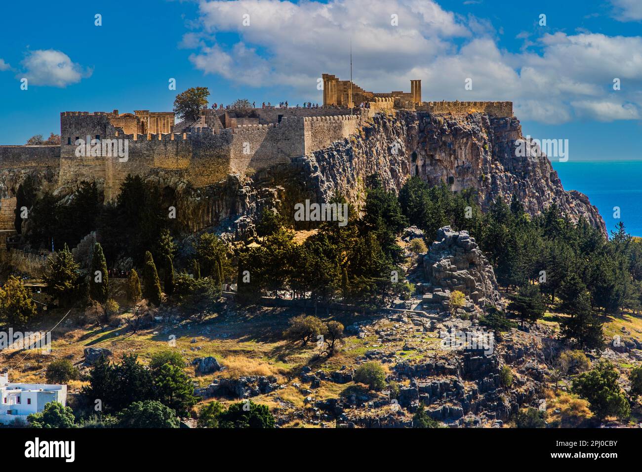 Acropole de Lindos sur une falaise qui monte fortement au-dessus de la ville, Rhodes, Grèce, Grèce Banque D'Images