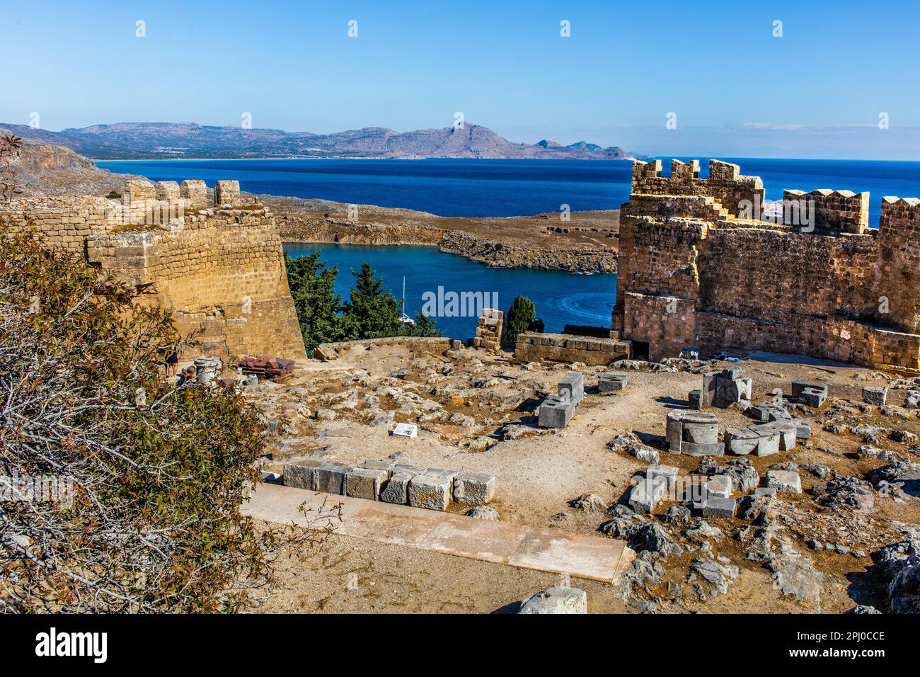 Vue sur l'Acropole de Lindos, Rhodes, Grèce Banque D'Images