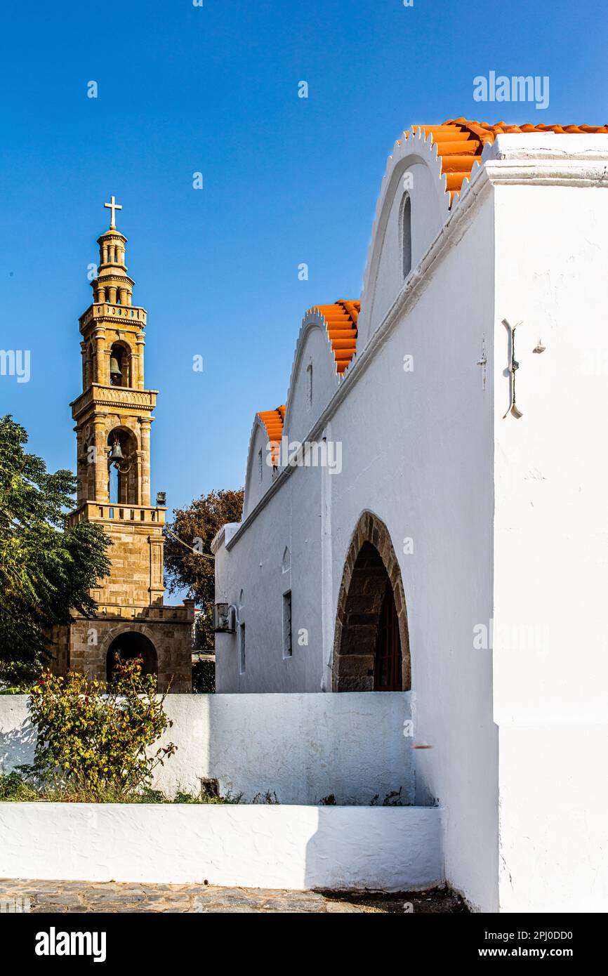 Eglise d'Agios Georgios de 1760, village de Lachania, un joyau de l'île avec de petites ruelles, maisons blanchies à la chaux et des plantes colorées, Rhodes, Grèce Banque D'Images