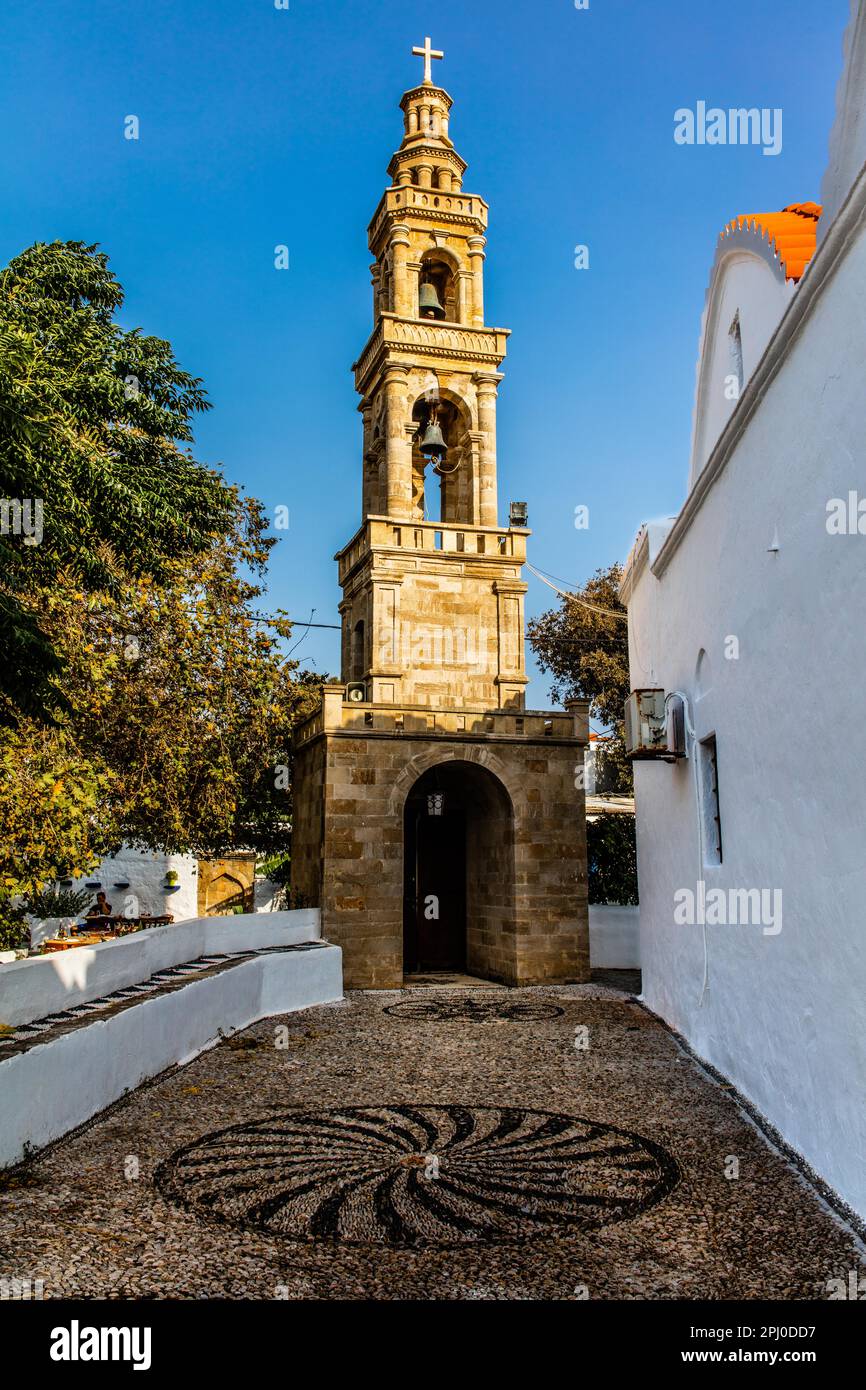 Eglise d'Agios Georgios de 1760, village de Lachania, un joyau de l'île avec de petites ruelles, maisons blanchies à la chaux et des plantes colorées, Rhodes, Grèce Banque D'Images