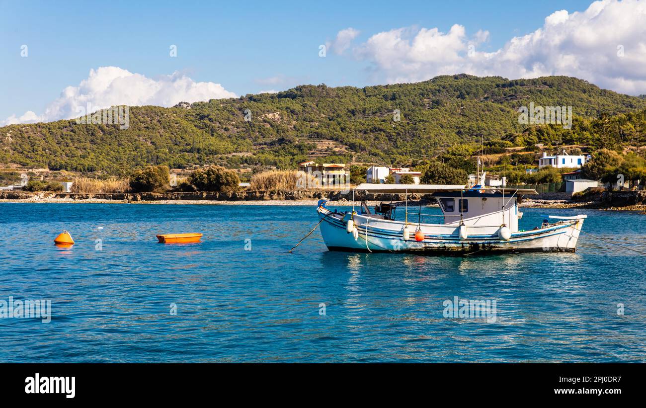 Petit port de pêche Kamiros Skala, Rhodes, Grèce Banque D'Images