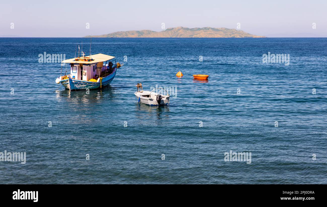 Petit port de pêche Kamiros Skala, Rhodes, Grèce Banque D'Images
