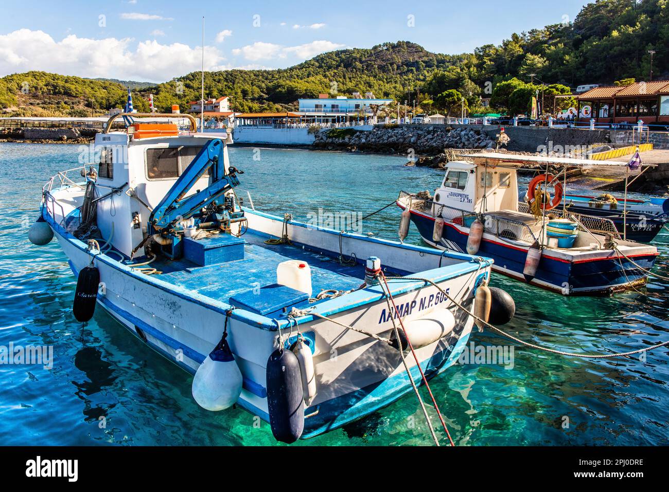 Petit port de pêche Kamiros Skala, Rhodes, Grèce Banque D'Images