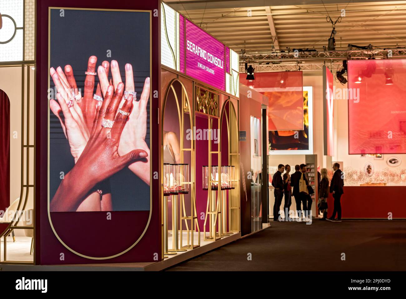 Mur vidéo avec des anneaux précieux sur les mains des femmes, stand d'exposition de bijoutier Serafino Consoli Juwelery créateurs, Inhorgenta, salon de la bijouterie Banque D'Images