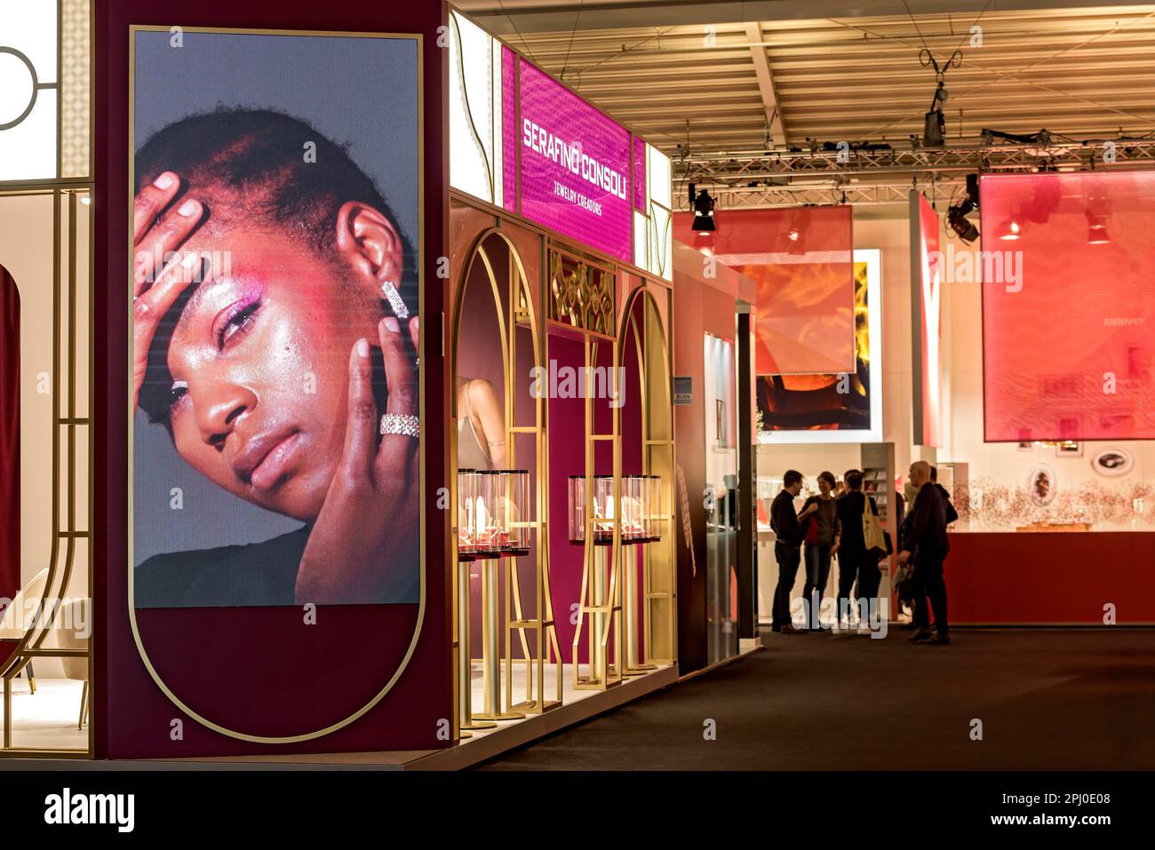 Mur vidéo, femme avec bague et boucle d'oreille précieuses, stand d'exposition de bijoutier Serafino Consoli Juwelery créateurs, Inhorgenta, salon pour Banque D'Images