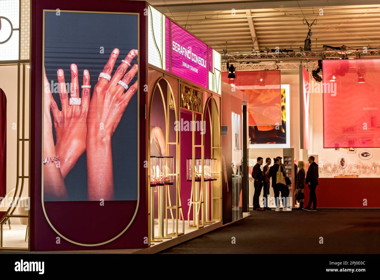 Mur vidéo avec des anneaux précieux sur les mains des femmes, stand d'exposition de bijoutier Serafino Consoli Juwelery créateurs, Inhorgenta, salon de la bijouterie Banque D'Images