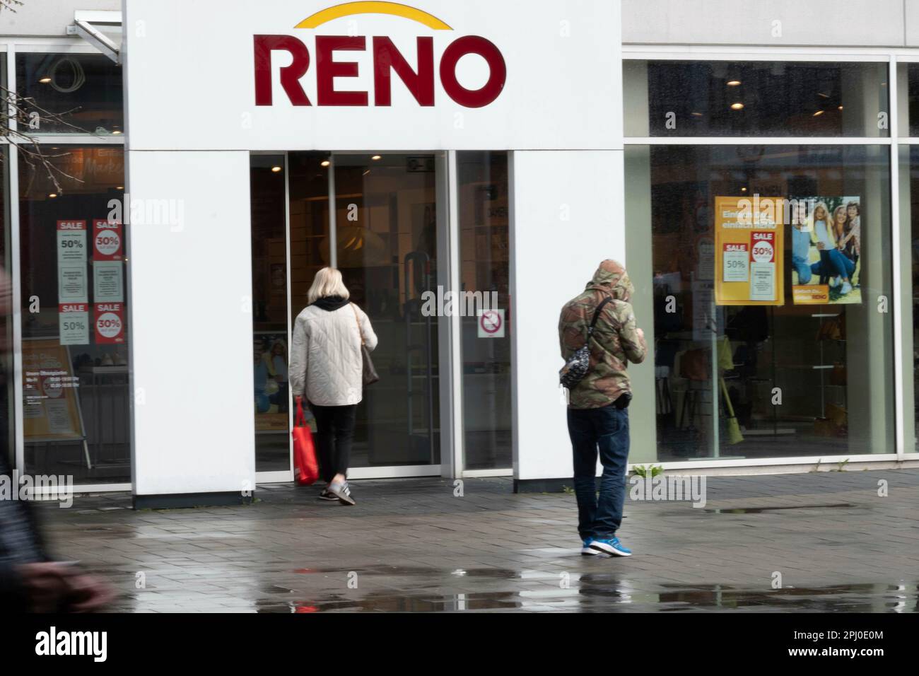 Par rapport à la société RENO d'Osnabrueck, une procédure d'insolvabilité a été ouverte au tribunal de district de Hameln, à la société mère Reno Schuhcentrum GmbH et à la filiale Reno Schuh GmbH sont concernées, caractéristiques, motifs marginaux, photo symbolique, à la branche Oberhausen de la chaîne de chaussures RENO dans le centre BERO d'Oberhausen, magasin de chaussures, Chaussures, Schuhmoden, Oberhausen, , 30.03.2023. Banque D'Images