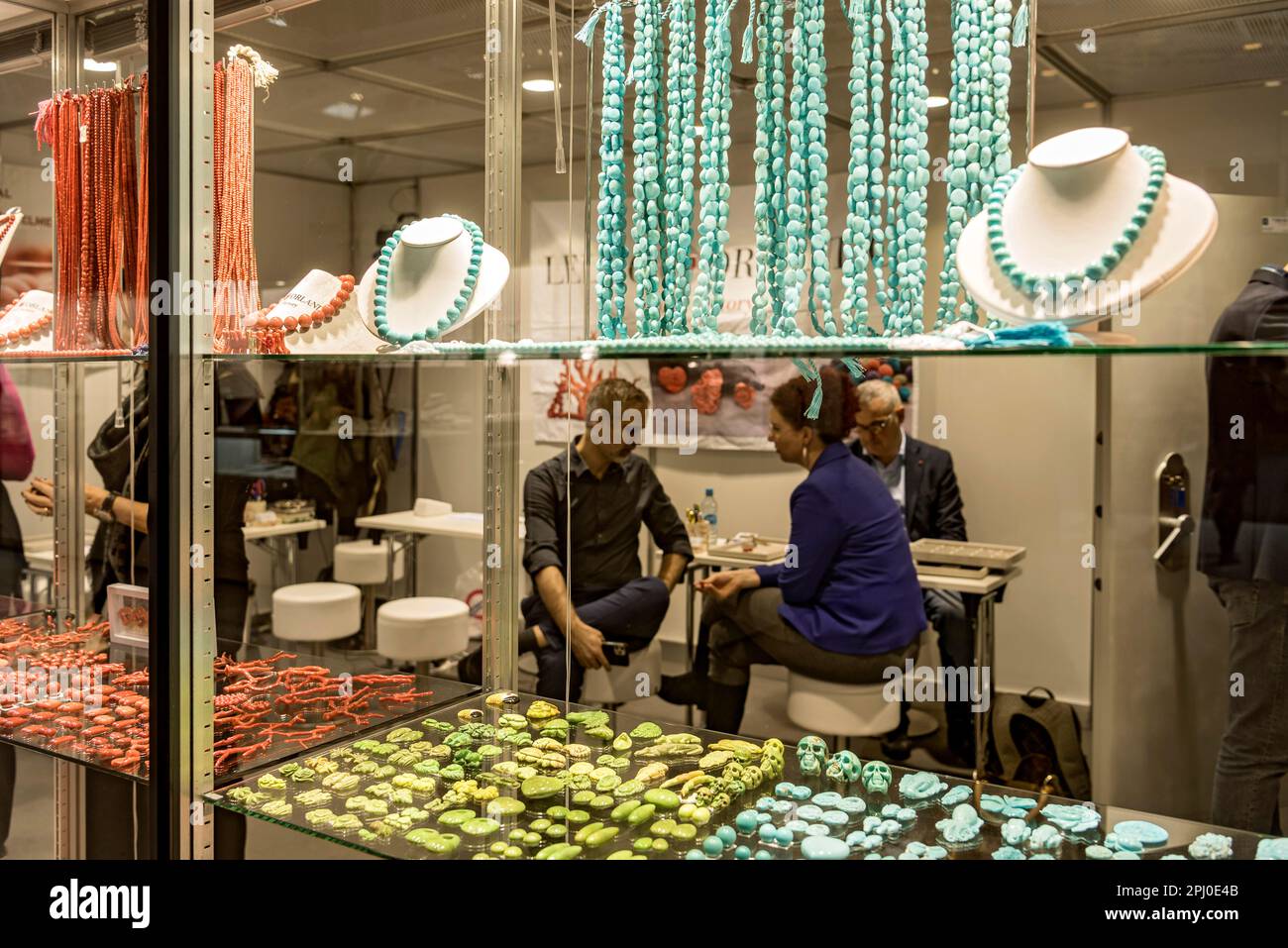 Vitrine avec bijoux de fantaisie en pierres précieuses, corail, turquoise, stand du salon Lello Orlando Coral & Turquoise Factory, Inhorgenta, salon Banque D'Images