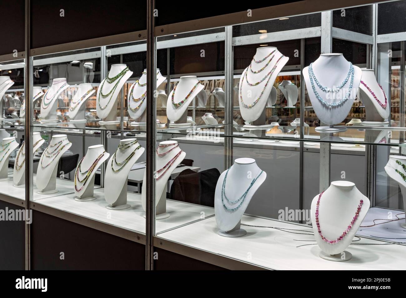 Vitrines avec colliers en pierres précieuses, bijoux de mode, stand de foire à Inhorgenta, salon de bijoux montres pierres précieuses, luxe Banque D'Images
