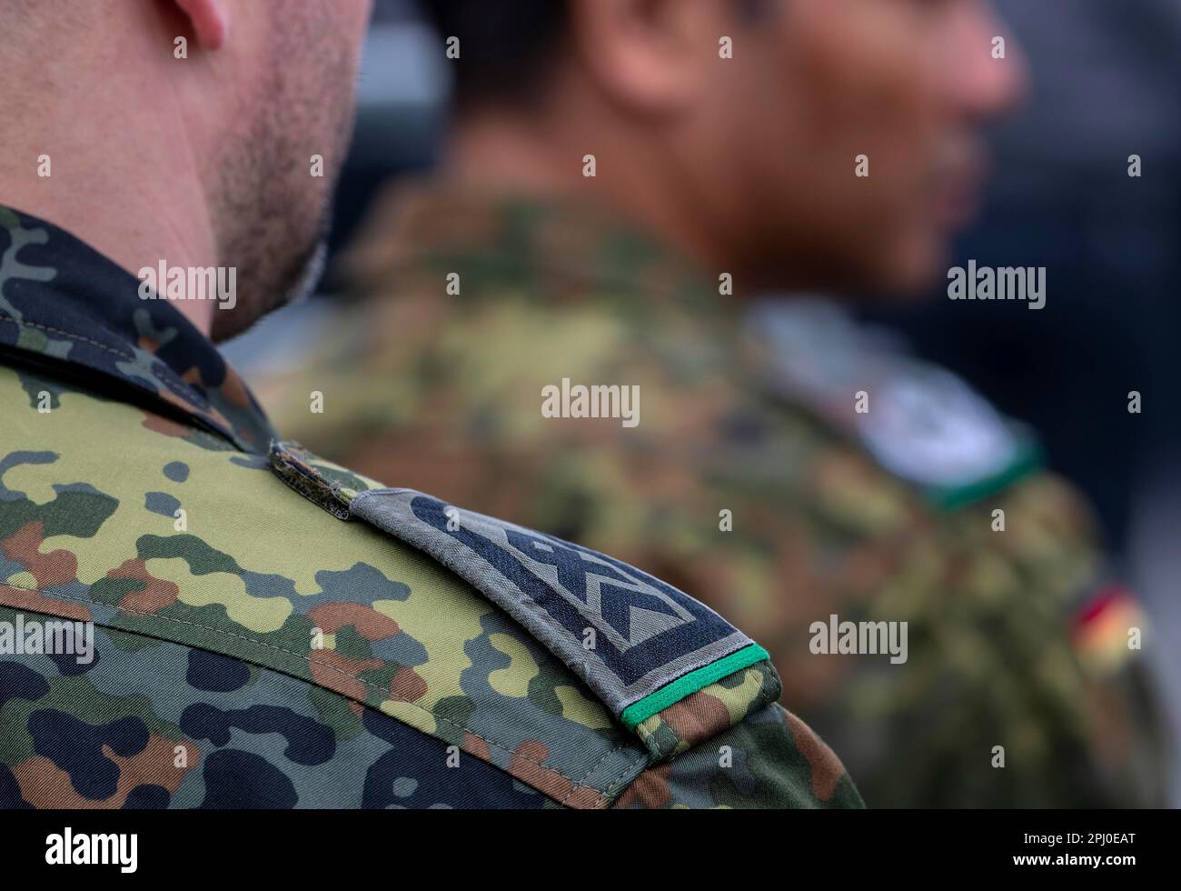 Soldats de l'Armée allemande avec l'insigne de rang Sergent d'état-major (devant) à l'appel de passation de rôle de l'Armée de terrain allemande au Palais de Nymphenburg Banque D'Images