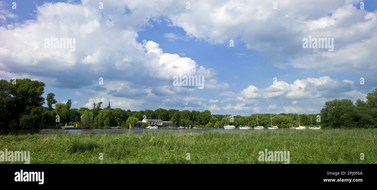 Vue sur l'église de Lesum depuis Werderland, Brême, Allemagne Banque D'Images