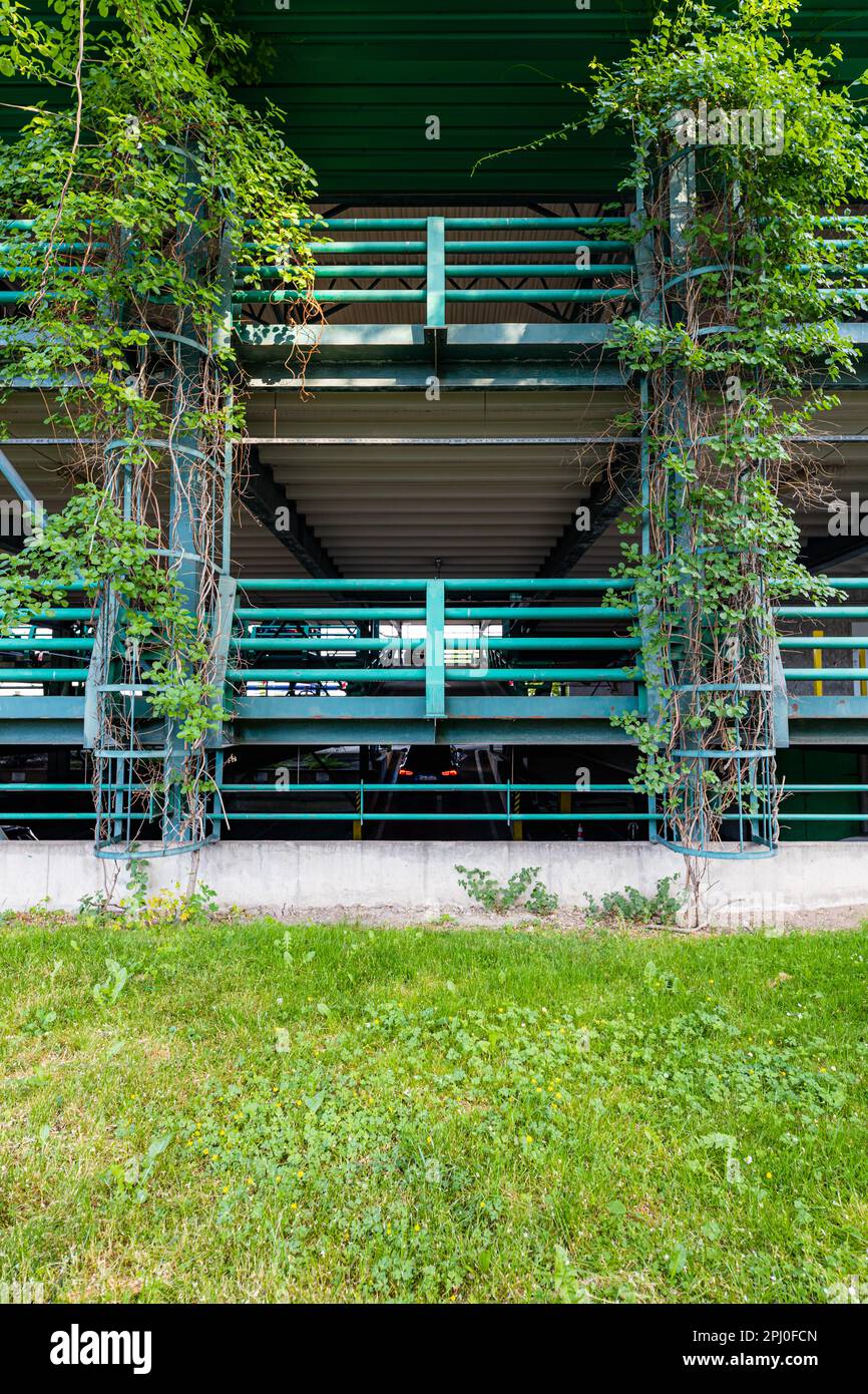 Wroclaw, Pologne - juin 2022 : grand parking de plusieurs étages avec rampes en métal vert et lierre Banque D'Images