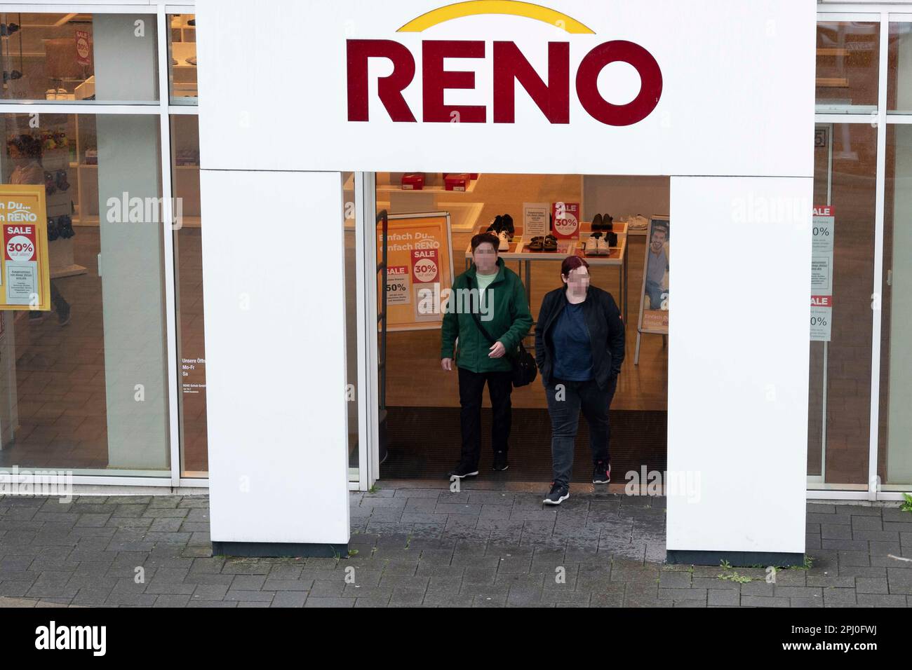 Par rapport à la société RENO d'Osnabrueck, une procédure d'insolvabilité a été ouverte au tribunal de district de Hameln, la société mère Reno Schuhcentrum GmbH et la filiale Reno Schuh GmbH sont concernées, caractéristiques, motifs marginaux, photo symbolique, la branche Oberhausen de la chaîne de chaussures RENO dans le centre BERO d'Oberhausen, magasin de chaussures, Chaussures, Schuhmoden, Oberhausen, 03/30/2023. Banque D'Images Par rapport à la société RENO d'Osnabrueck, une procédure d'insolvabilité a été ouverte au tribunal de district de Hameln, la société mère Reno Schuhcentrum GmbH et la filiale Reno Schuh GmbH sont concernées, caractéristiques, motifs marginaux, photo symbolique, la branche Oberhausen de la chaîne de chaussures RENO dans le centre BERO d'Oberhausen, magasin de chaussures, Chaussures, Schuhmoden, Oberhausen, 03/30/2023. Banque D'Images