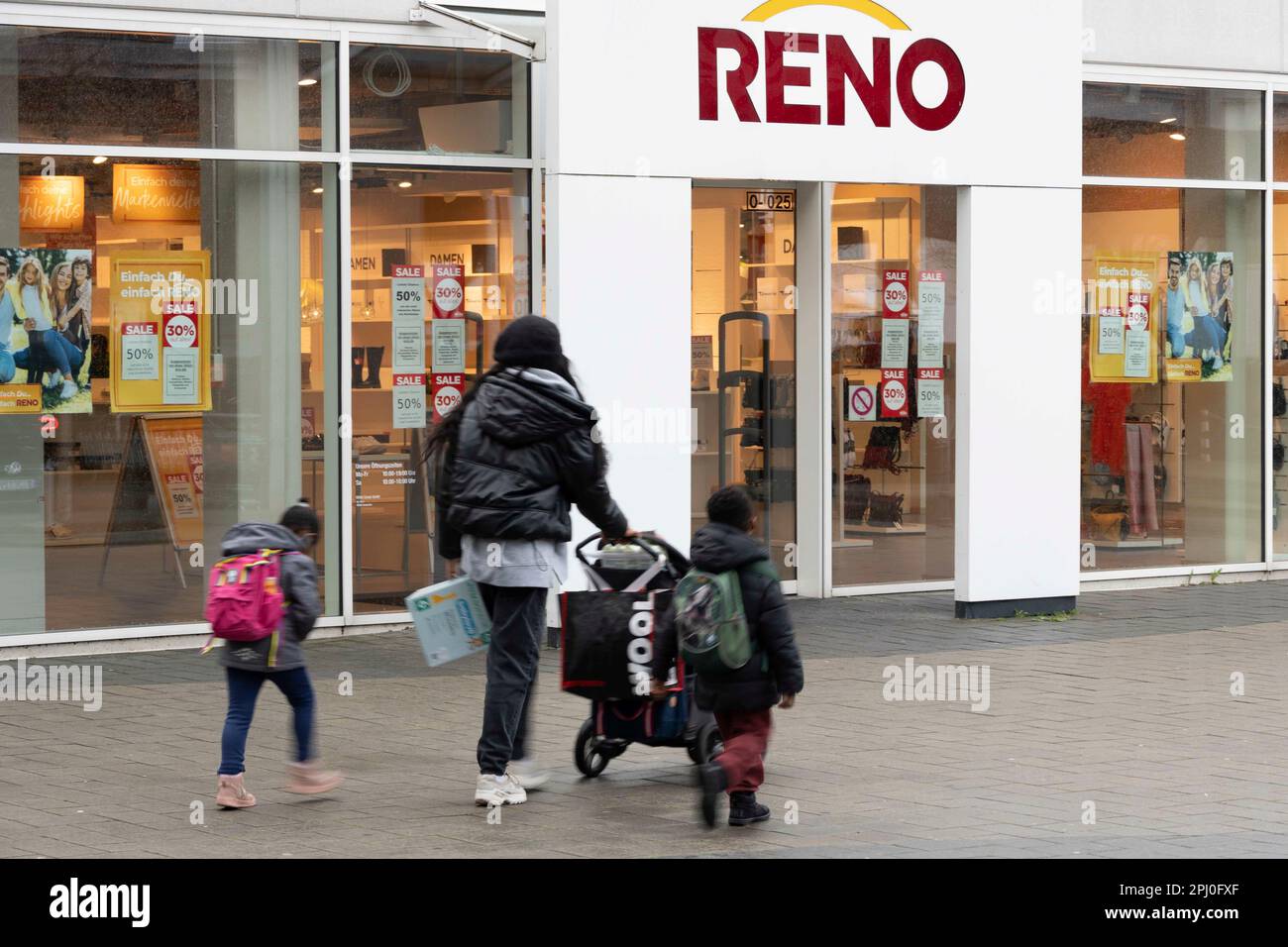 Par rapport à la société RENO d'Osnabrueck, une procédure d'insolvabilité a  été ouverte au tribunal de district de Hameln, à la société mère Reno  Schuhcentrum GmbH et à la filiale Reno Schuh