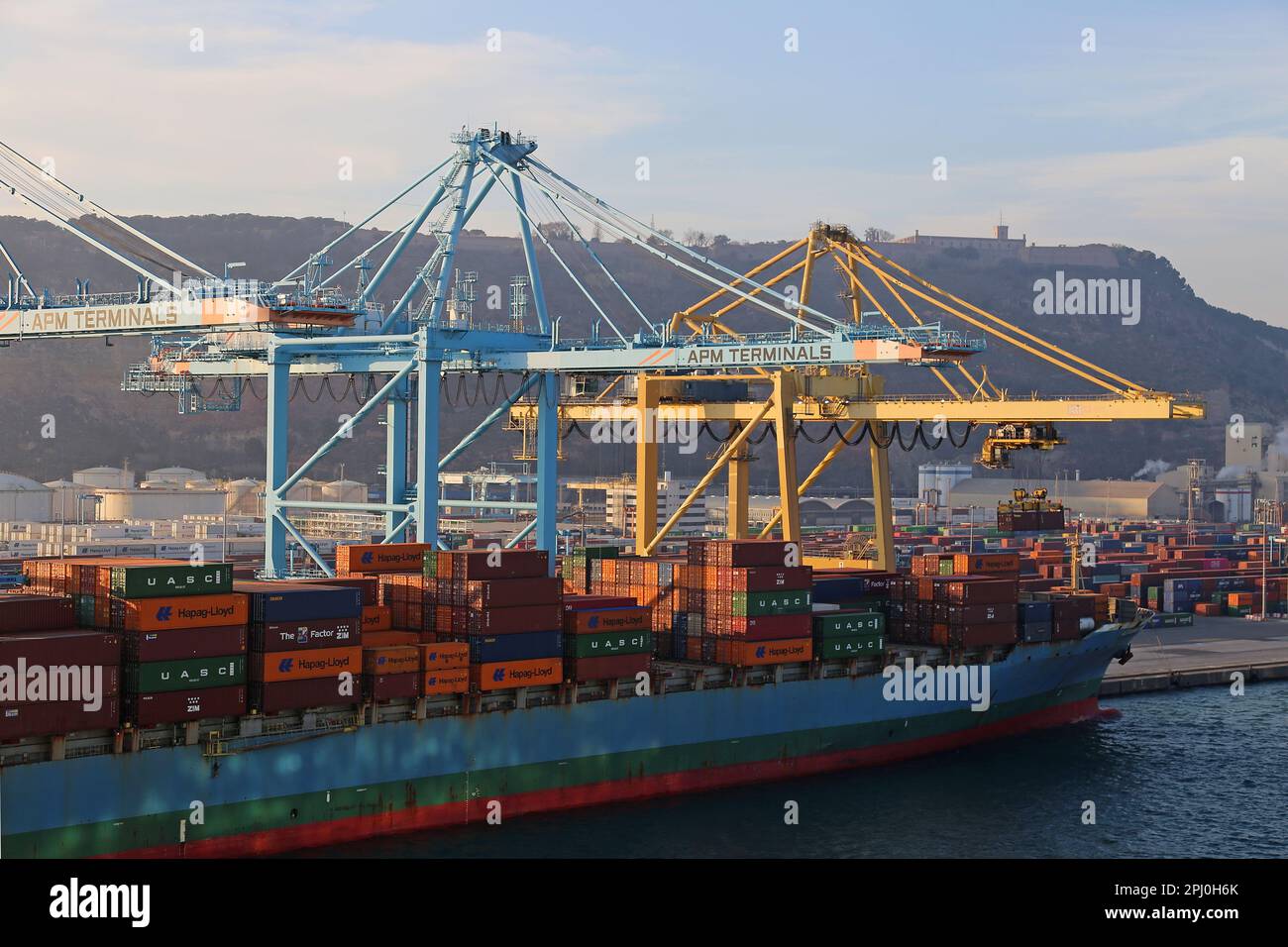 APM Muelle sur Container terminal, avec Montjuic Castle Beyond, Barcelone, Catalogne, Espagne, Mer méditerranée, Europe Banque D'Images