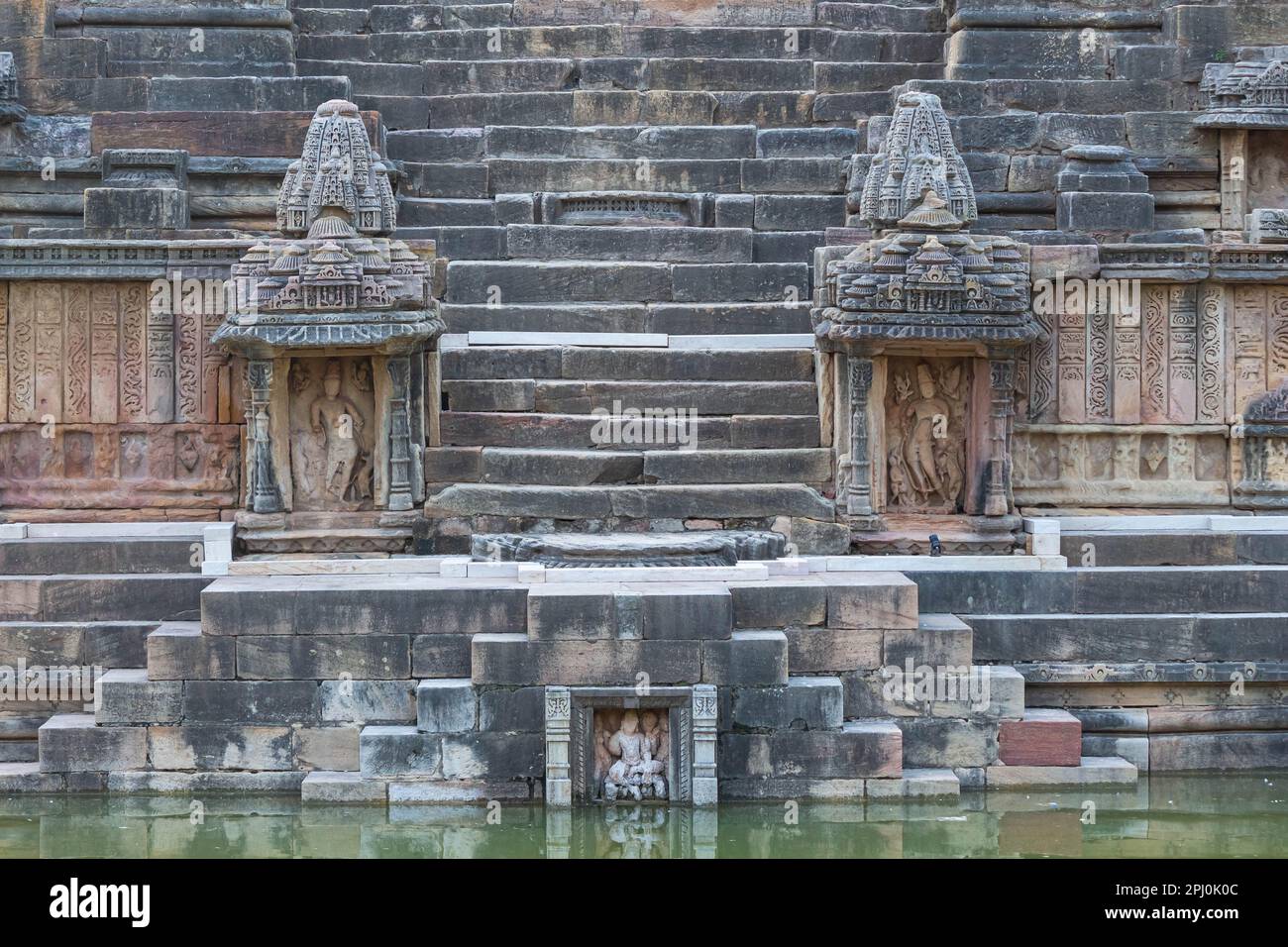 Temple magnifiquement sculpté sur Stepwell près du Temple Moderera Sun, Surya Mandir, Gujarat, Inde. Banque D'Images