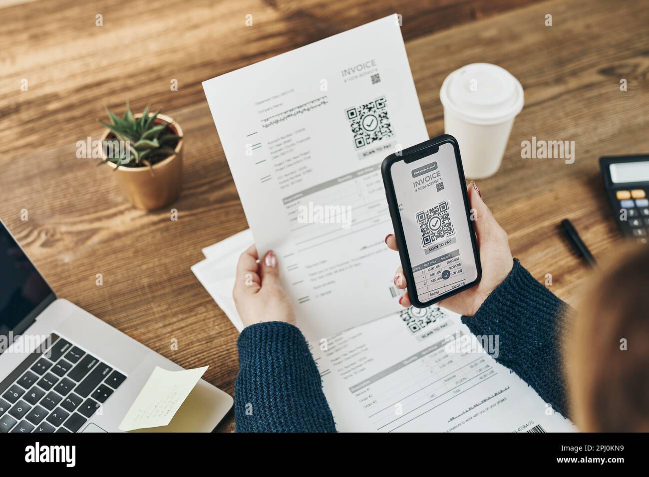 Femme payant la facture scannant le code QR à partir du document à l'aide d'un système de paiement sécurisé rapide et d'un scanner QR pour smartphone. Femme d'affaires qui paie les factures en utilisant expr Banque D'Images