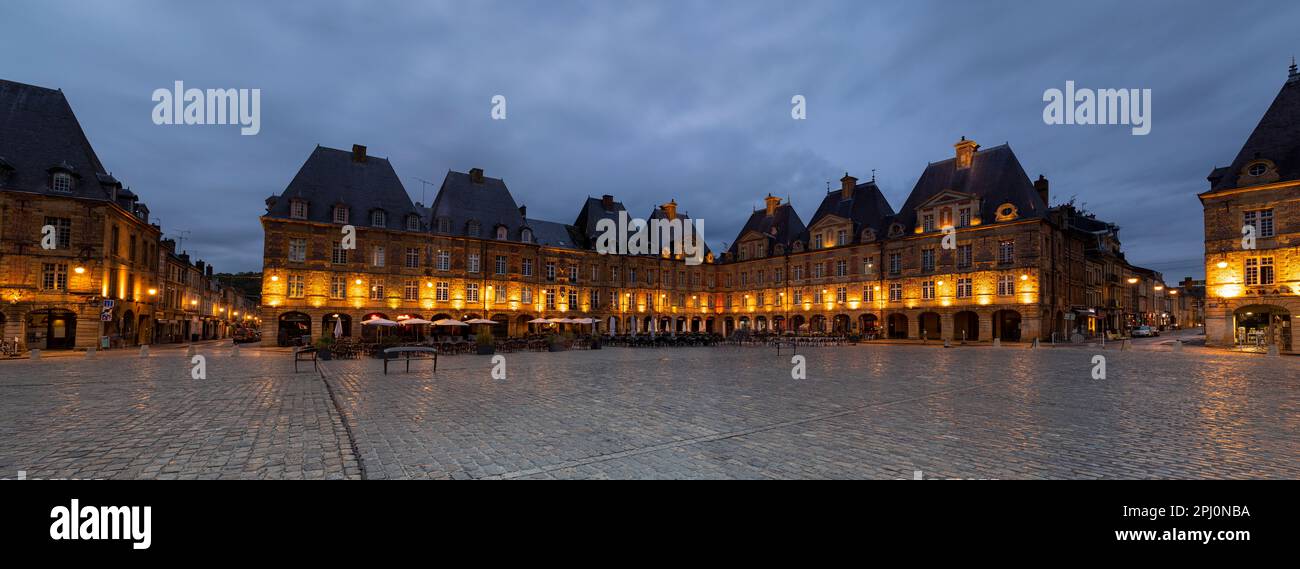 Place Ducale la nuit, vue panoramique de trois images consécutives, Charleville-Mézières, France Banque D'Images