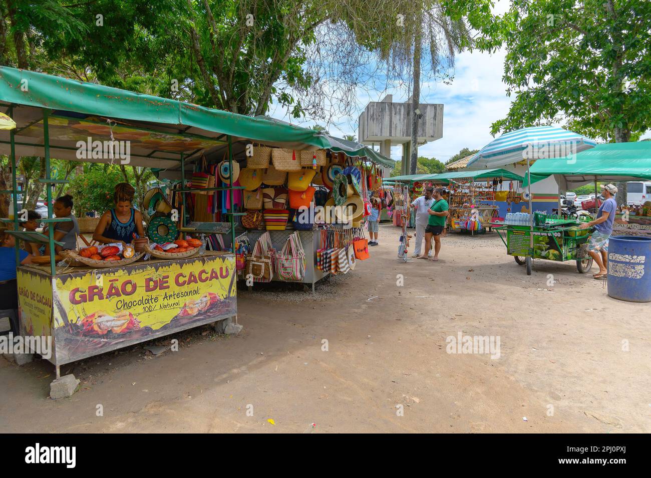 Porto Seguro, BA, Brésil - 03 janvier 2023 : magasins qui vendent des souvenirs, de l'artisanat, des vêtements, et des aliments typiques pour les touristes au Centre historique de Port Banque D'Images