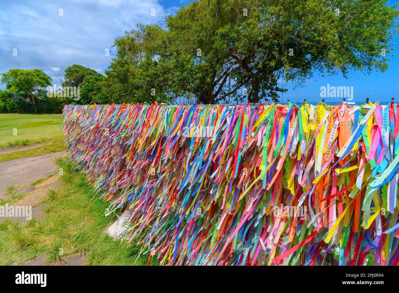 Porto Seguro, BA, Brésil - 03 janvier 2023: Rubans colorés, appelés Fitinhas, accrochés dans le centre historique de Porto Seguro. Banque D'Images