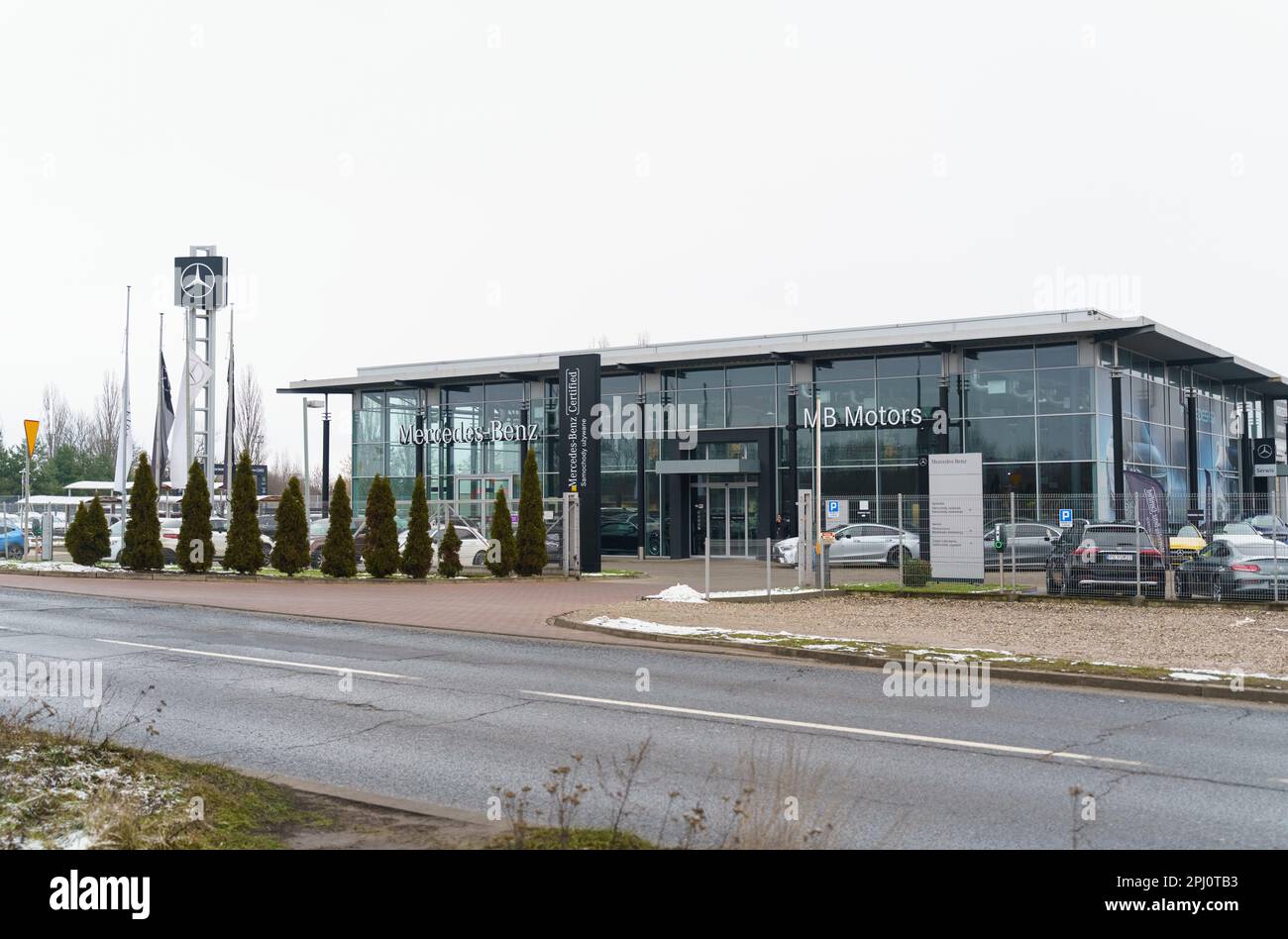 Poznan, Pologne - 25 janvier 2023: Mercedes Benz salle d'exposition de voiture, à côté derrière une clôture en maille sont de nouvelles voitures. Banque D'Images