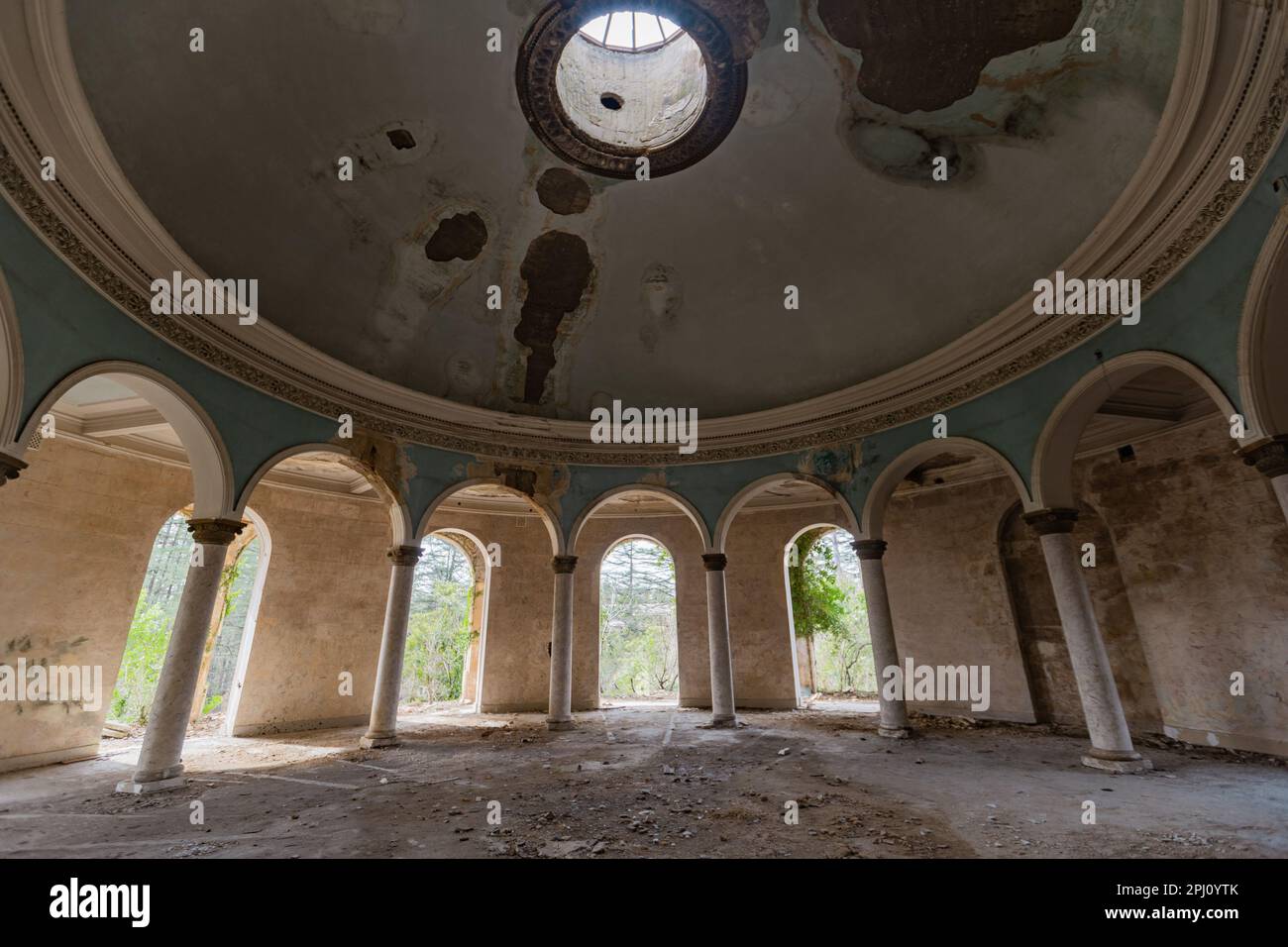 Hall rond avec colonnade dans ancien palais abandonné. Banque D'Images