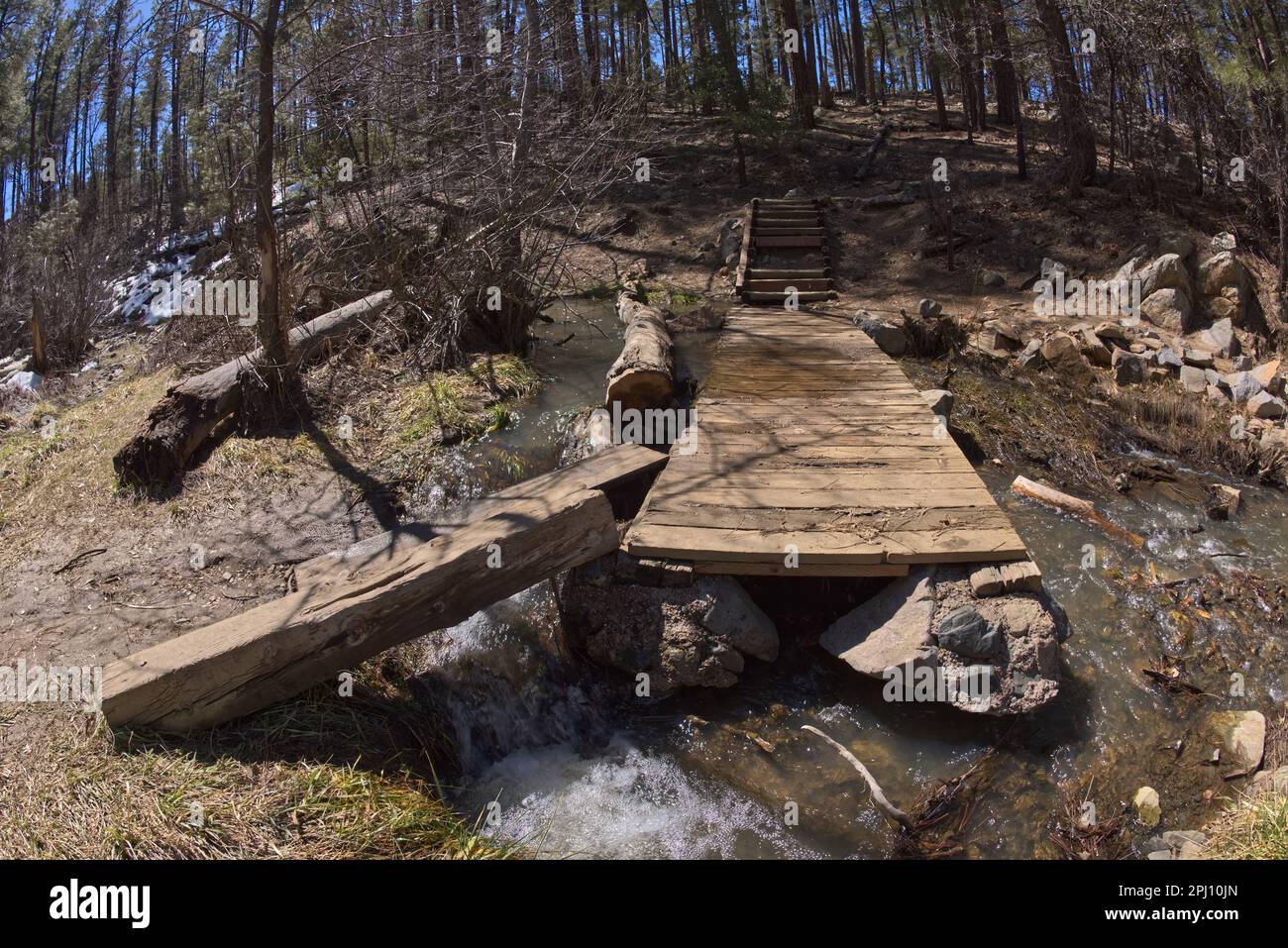 Un pont de bois en décomposition au-dessus de Banning Creek au parc des lacs Goldwater, à Prescott, en Arizona. Banque D'Images