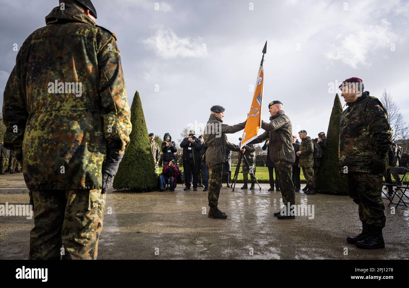 VEITSHOCHHEIM - le transfert du drapeau lors d'une cérémonie militaire. Les pays-Bas et l'Allemagne font un nouveau pas dans la fusion de leurs forces armées. La Brigade légère 10 d'Oirschot sera absorbée jeudi dans la division Panzer 10th allemande. Cela signifie que la grande majorité des unités de combat de l'armée néerlandaise tomberont sous commandement allemand. ANP FREEK VAN DEN BERGH pays-bas hors - belgique hors Banque D'Images