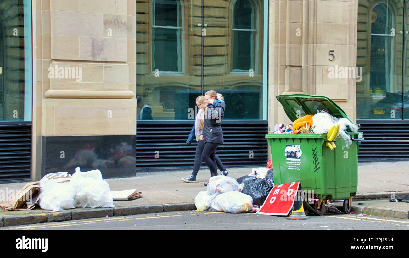 des tas de déchets non ramassés sur le style mile à côté de buchanan street Banque D'Images