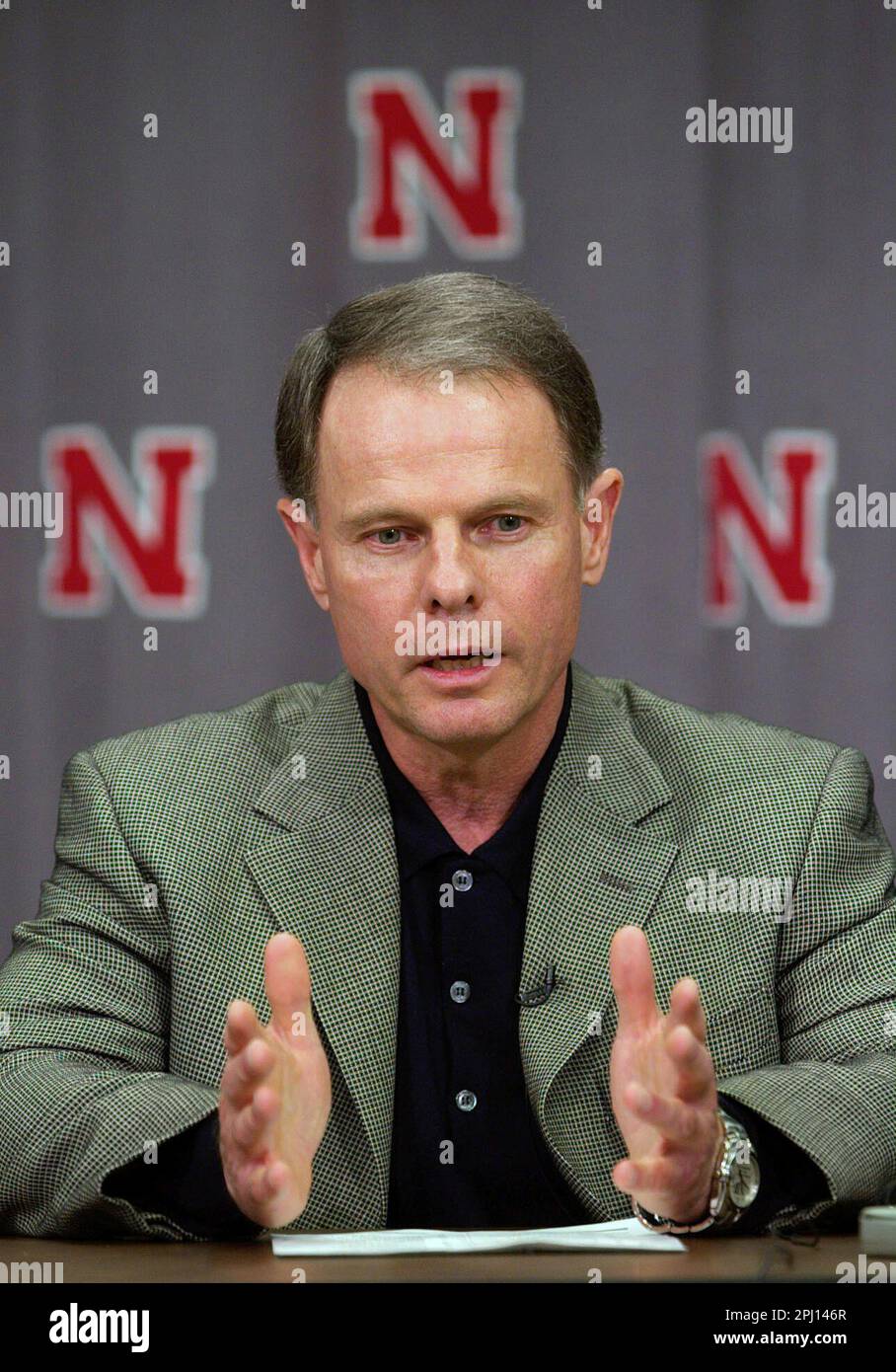FILE - Nebraska head football coach Frank Solich speak during a news conference Sunday, Dec. 9, 2001, in Lincoln, Neb. Frank Solich will make his first public appearance at Memorial Stadium in 20 years when Nebraska honors him at its spring game on April 22, 2023. (AP Photo/Lincoln Journal Star, William Lauer, File) Banque D'Images