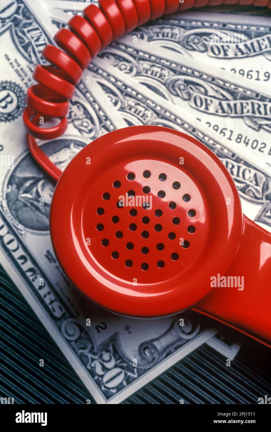 1993 TÉLÉPHONE FIXE CLASSIQUE HISTORIQUE ROUGE ( ÉHENRY DREYFUS 1950) AU-DESSUS NOIR ET BLANC ÉTATS-UNIS 20 DOLLAR BILLETS DE BANQUE Banque D'Images