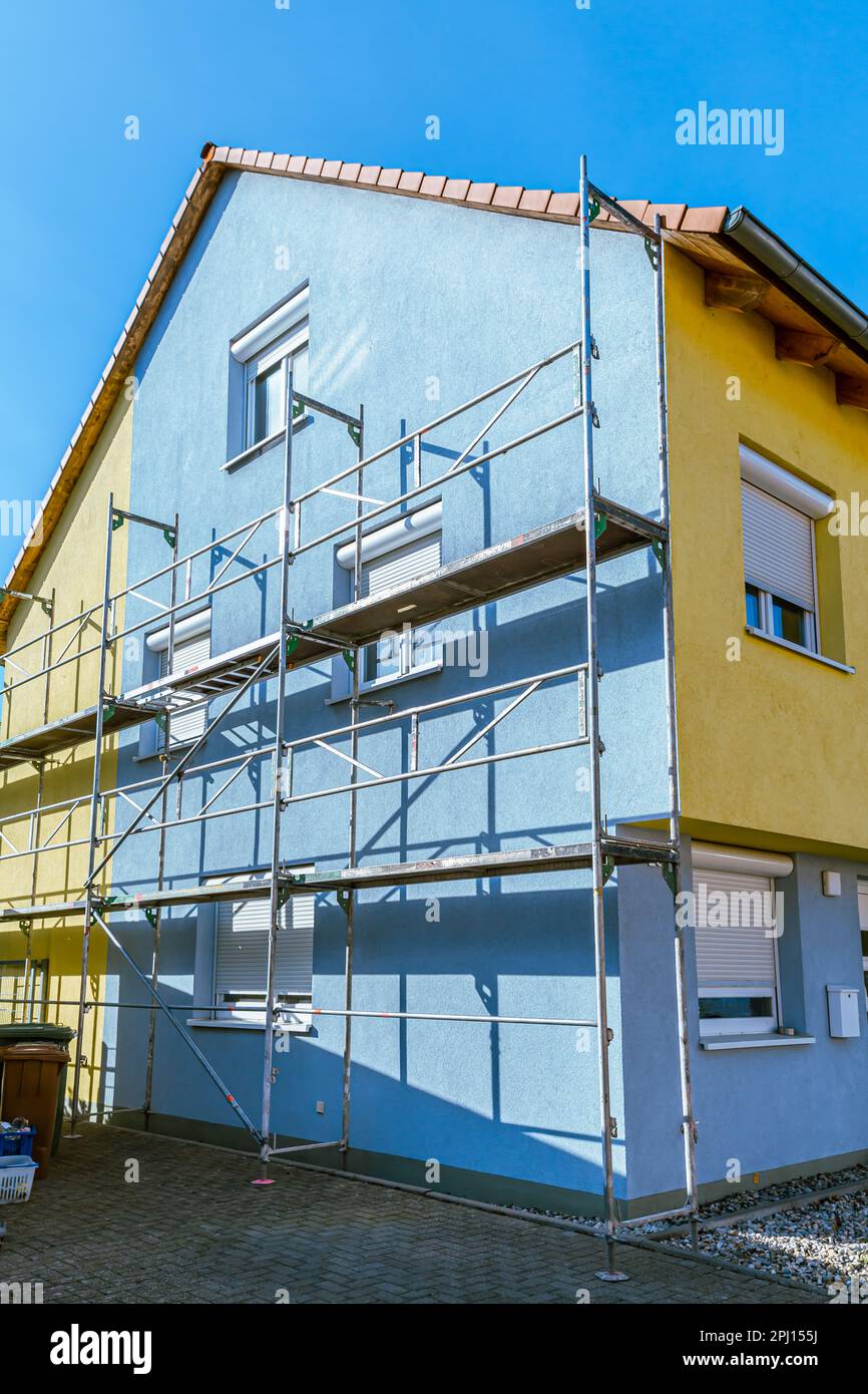 Maison moderne en construction avec plate-forme de poteau d'échafaudage. Nouveau bâtiment domestique Banque D'Images