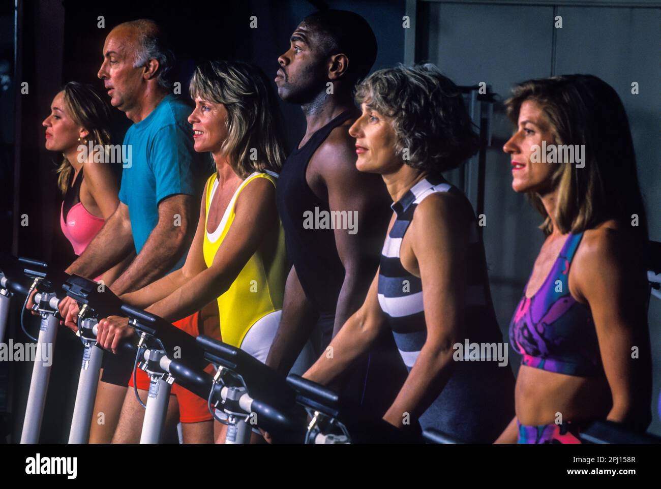 GROUPE DE GYM HISTORIQUE DE 1994 SUR LES SIMULATEURS D'ESCALIER DANS LA SALLE DE GYM Banque D'Images