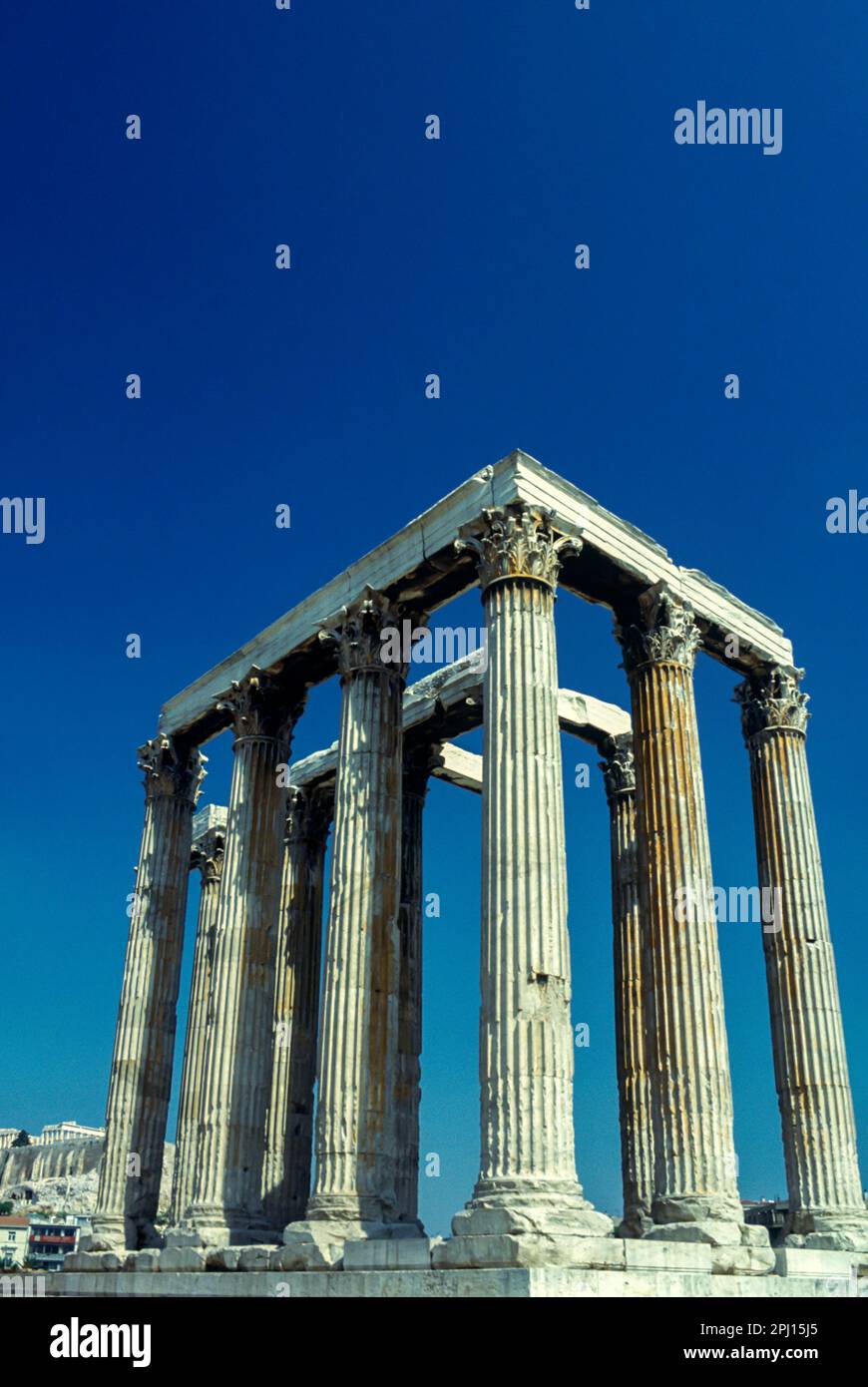 COLONNES DE PIERRE DE STYLE CORINTHIEN TEMPLE DE ZEUS RUINES OLYMPIOS RUINES ATHÈNES GRÈCE Banque D'Images