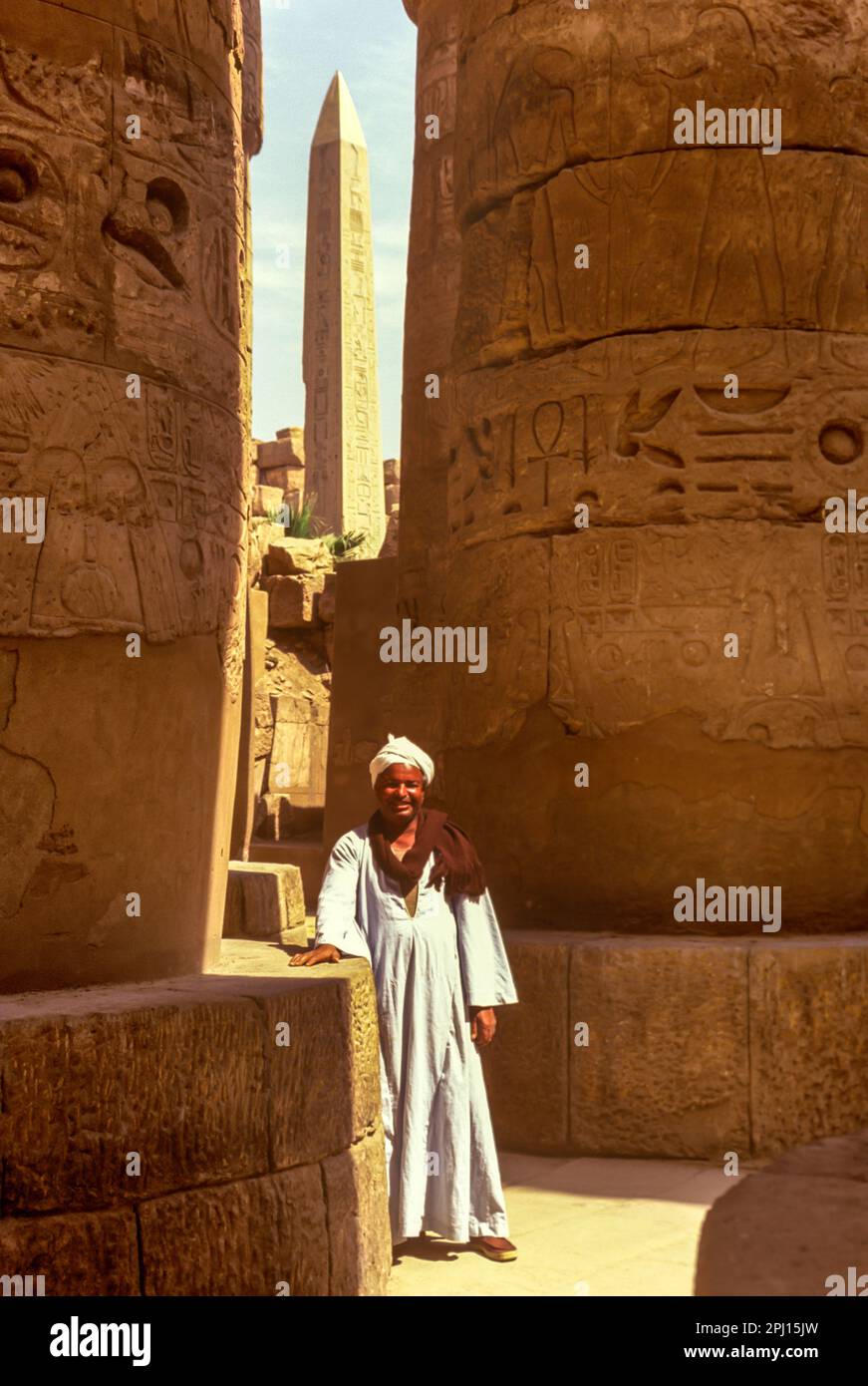 Salle hypostyle GUIDE GRAND TEMPLE D'AMON KARNAK LUXOR EGYPTE RUINES Banque D'Images